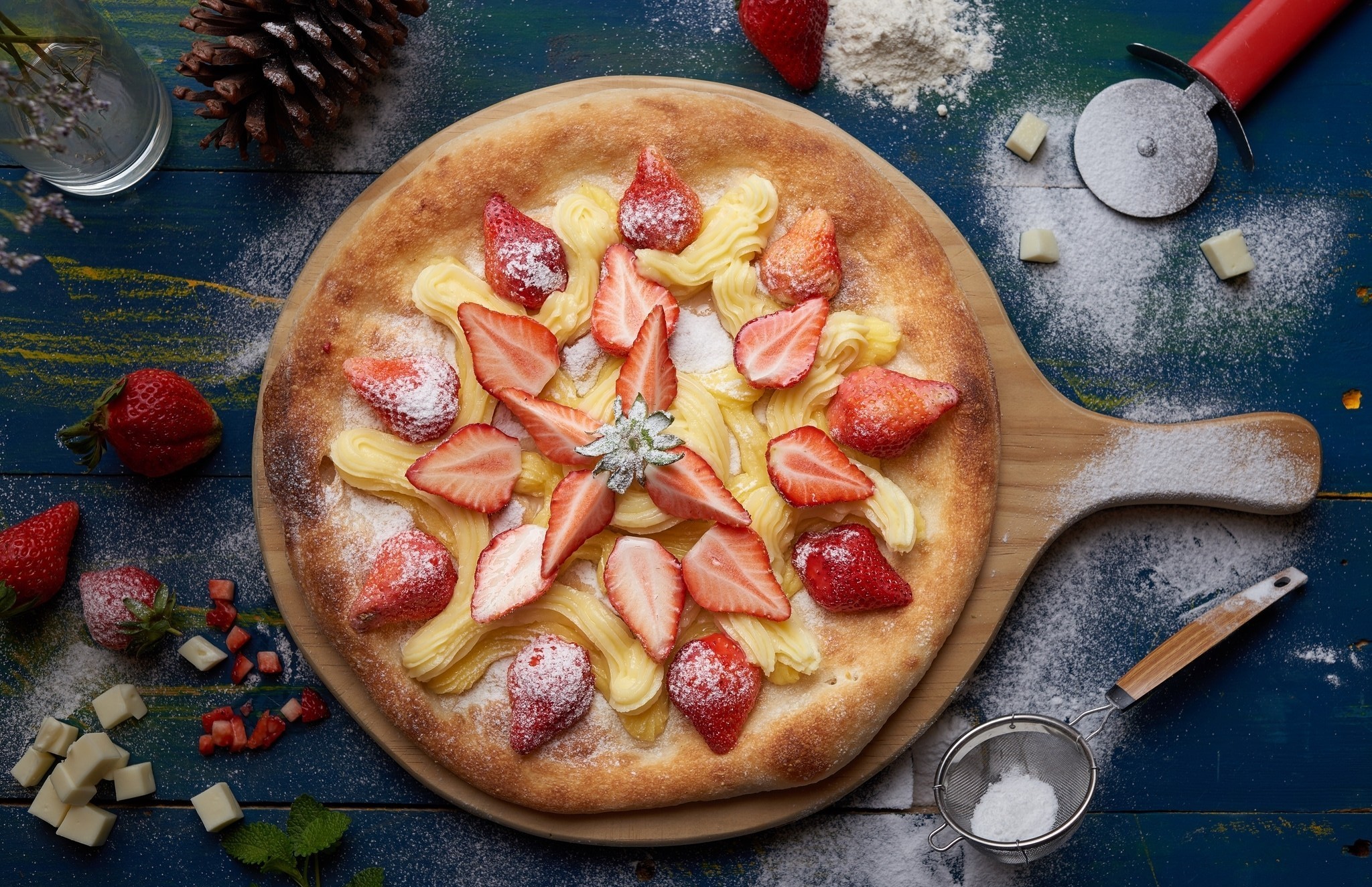 Strawberry and cream pizza with powdered sugar HD Wallpaper