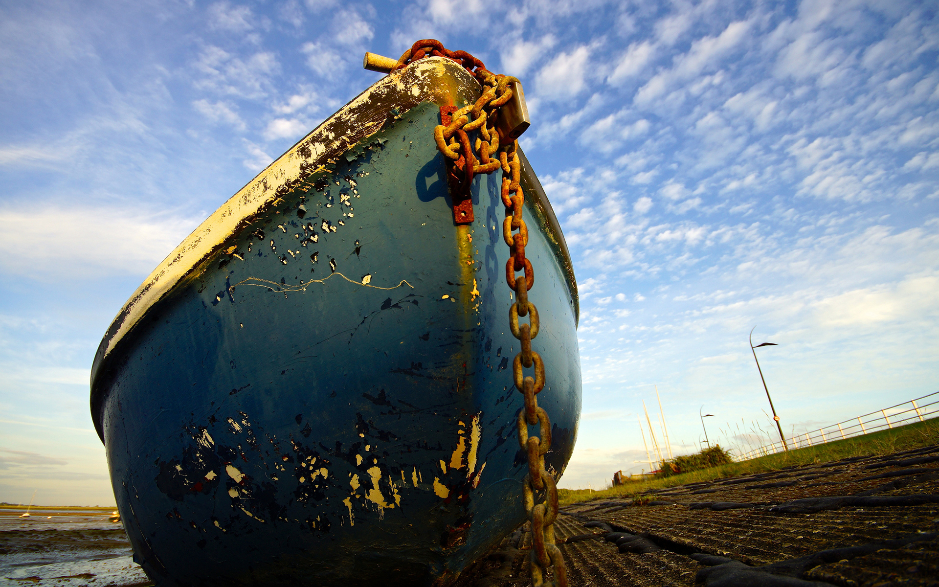Blue boat with rusty chain on shore HD Wallpaper