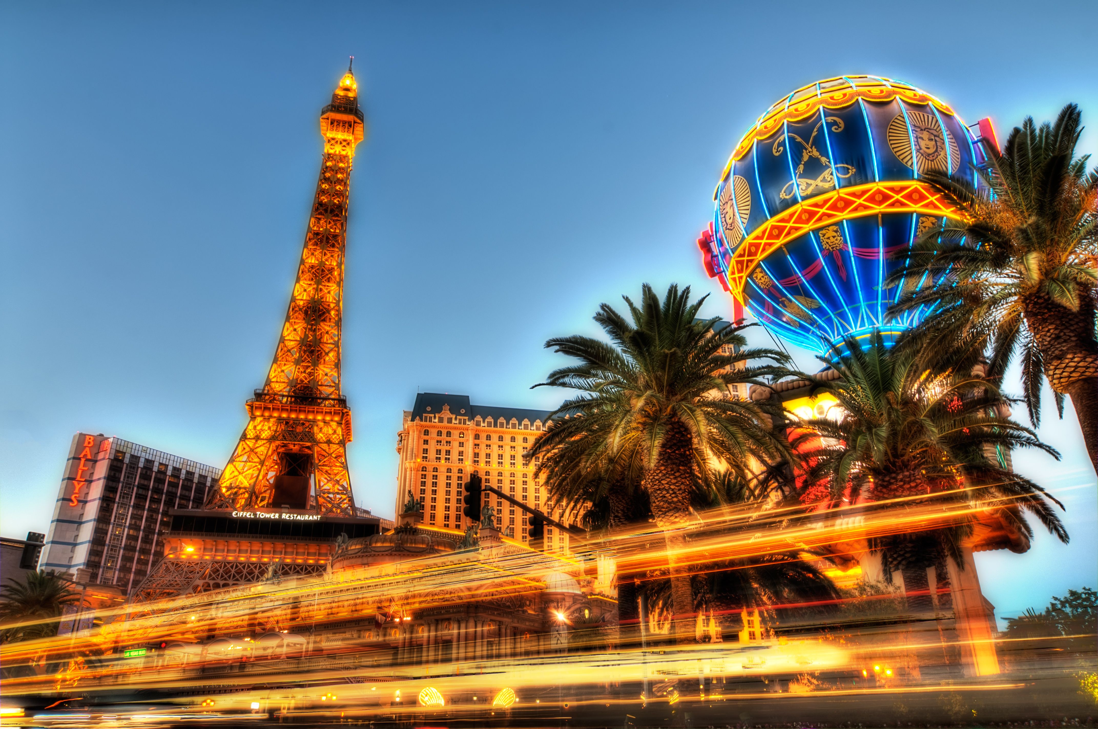 Paris Las Vegas Eiffel Tower and Balloon HD Wallpaper