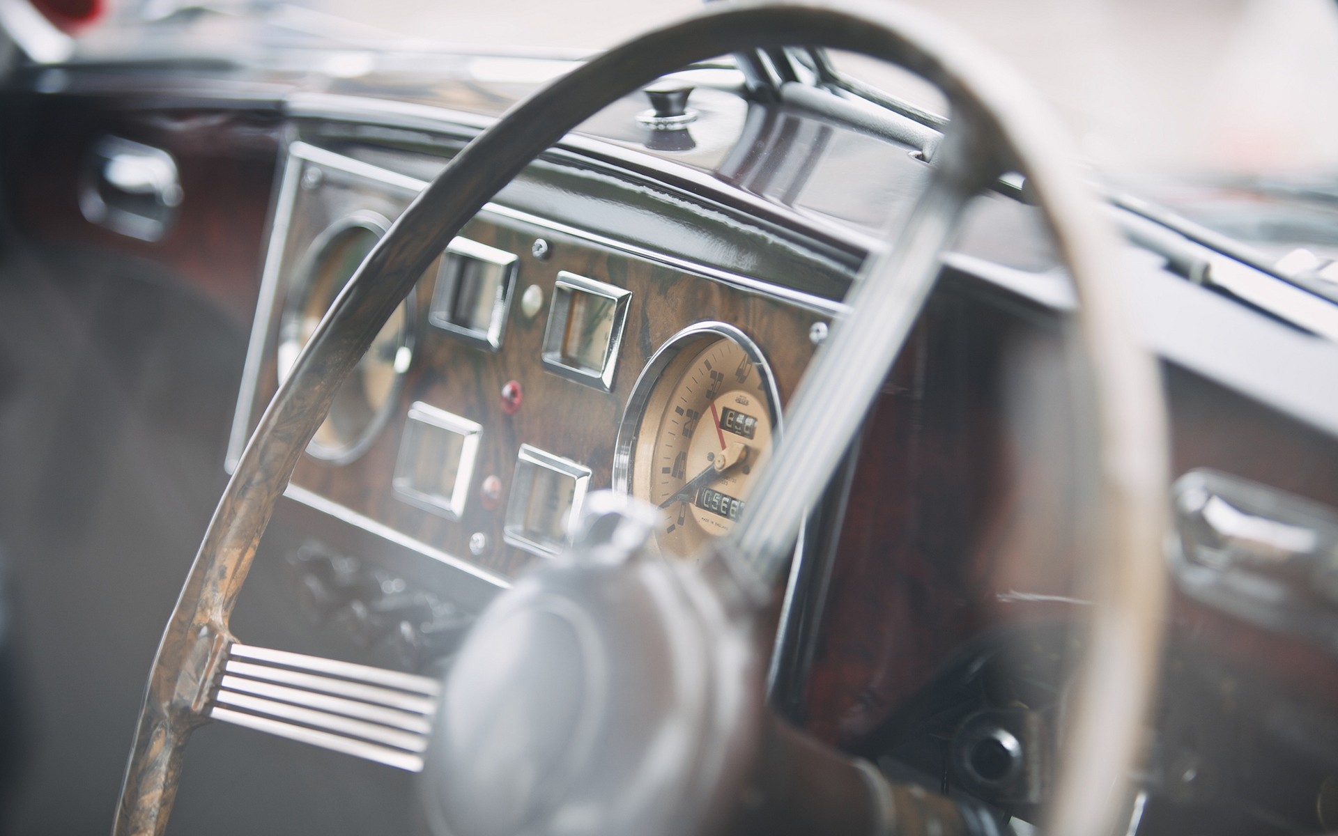 Close up of a vintage car dashboard and steering wheel HD Wallpaper