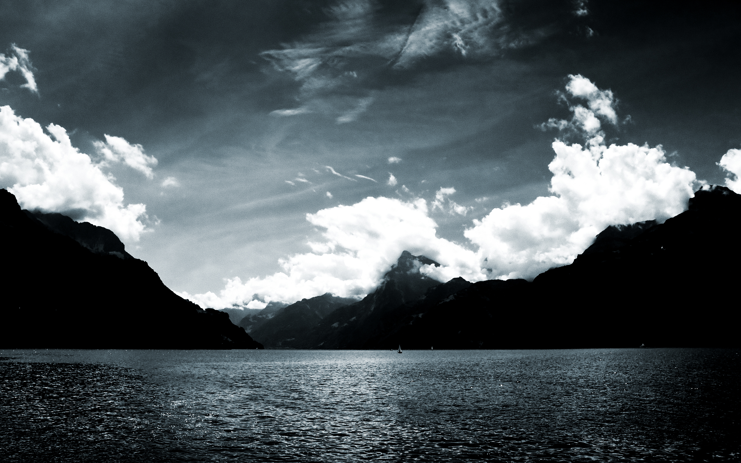 Lake and Mountains with Clouds HD Wallpaper