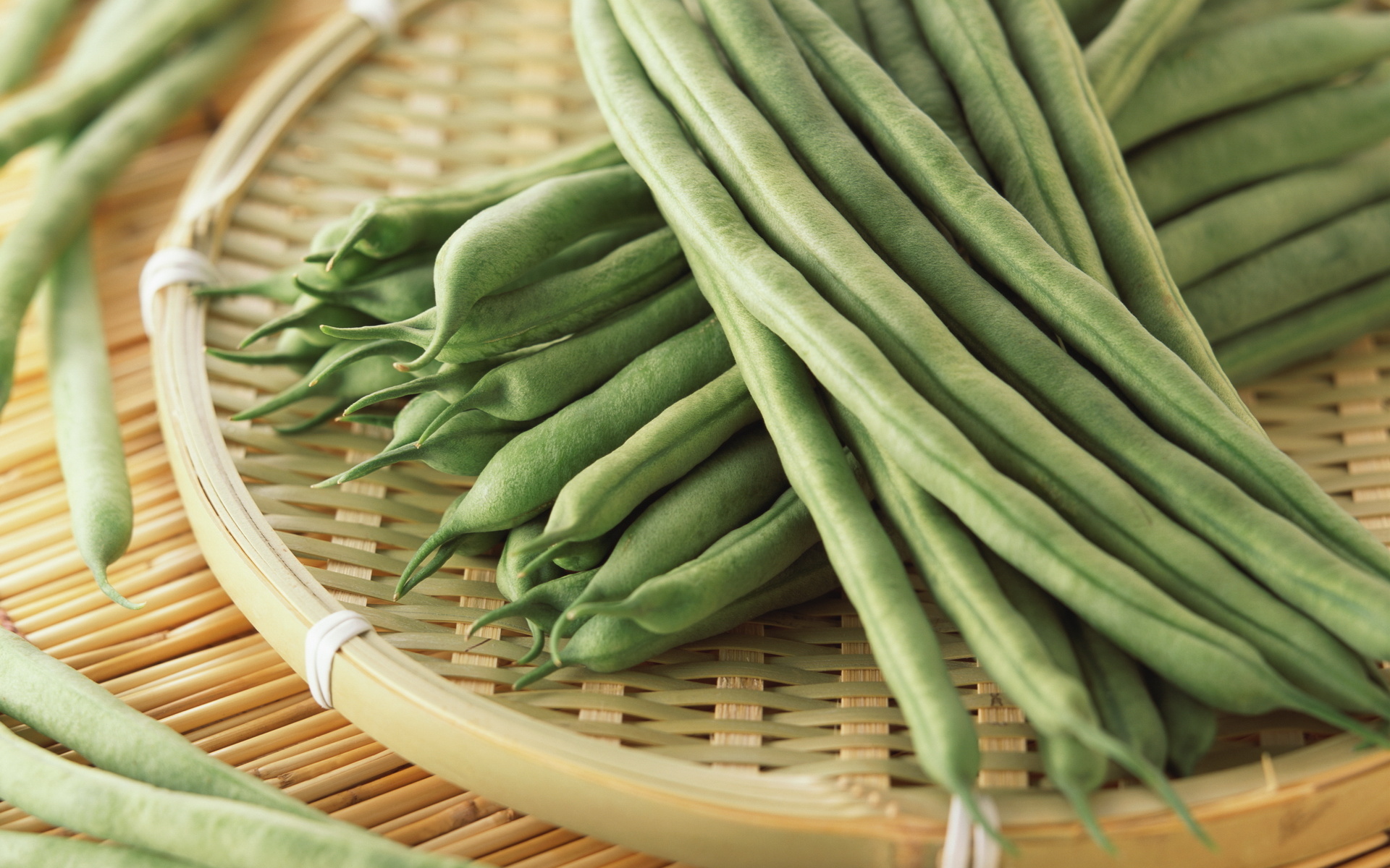 Green beans on a bamboo tray HD Wallpaper