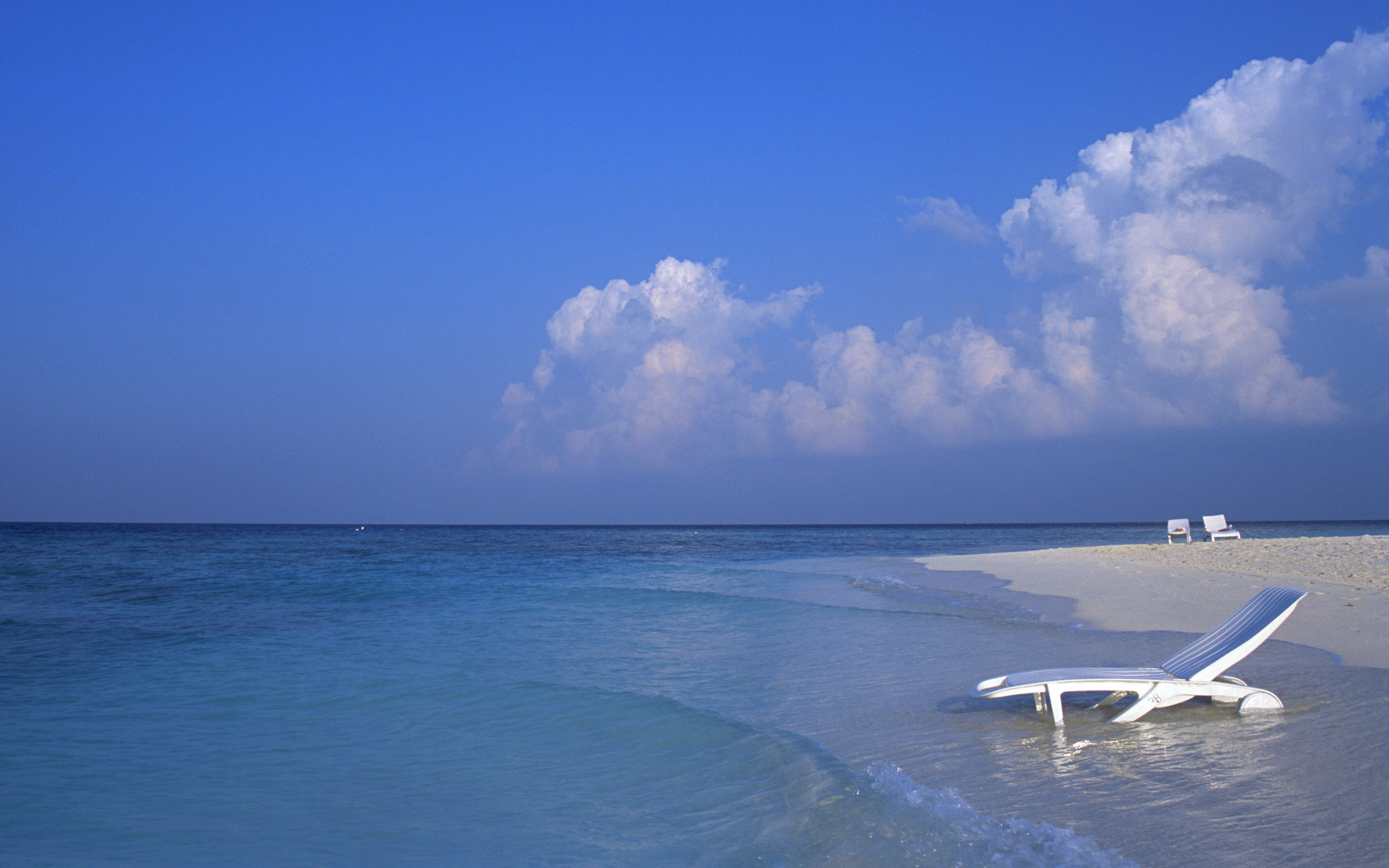 Beach chairs on a tropical beach HD Wallpaper