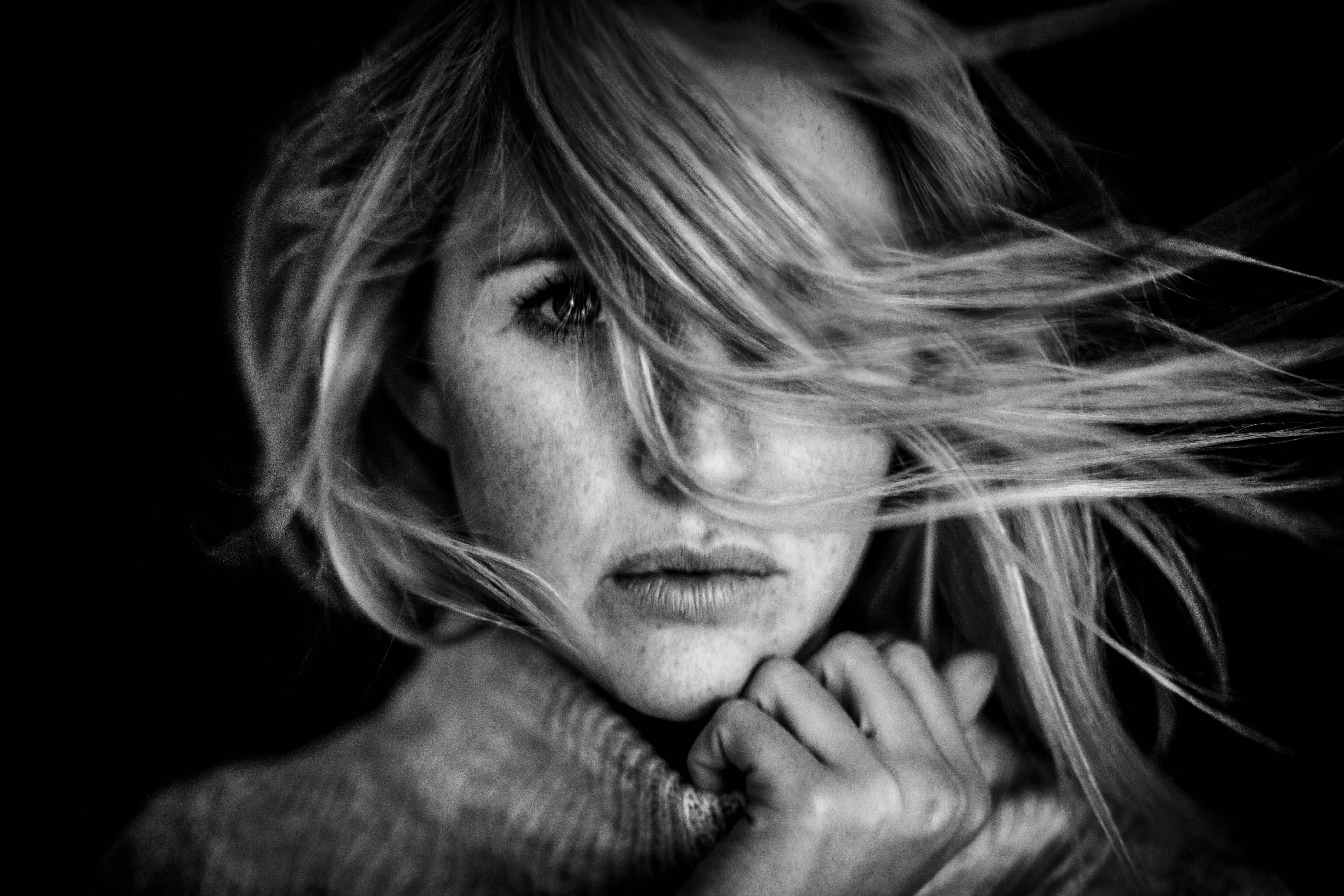 Black and White Portrait of a Woman with Freckles HD Wallpaper