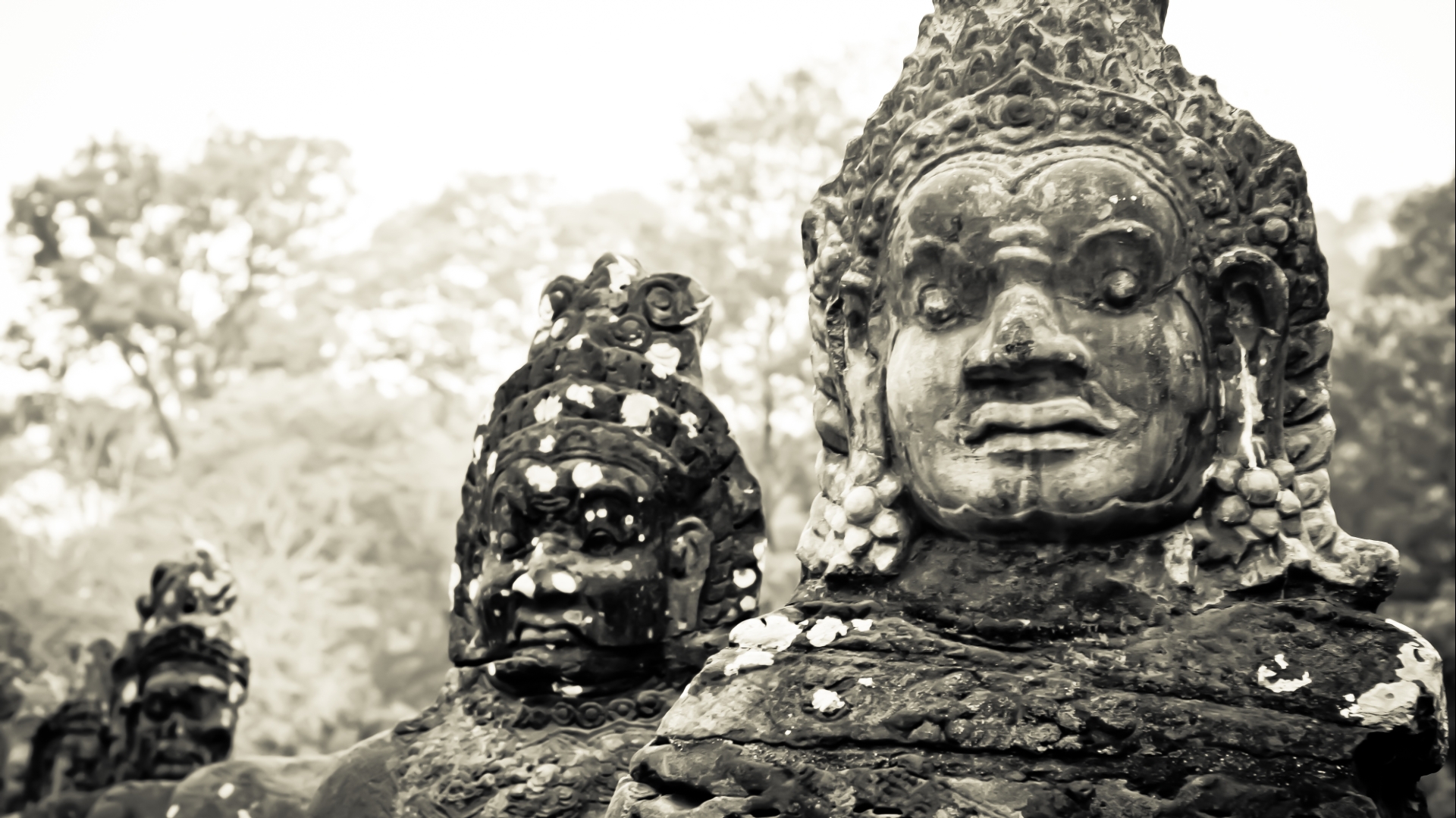 Stone statues in Angkor Thom HD Wallpaper
