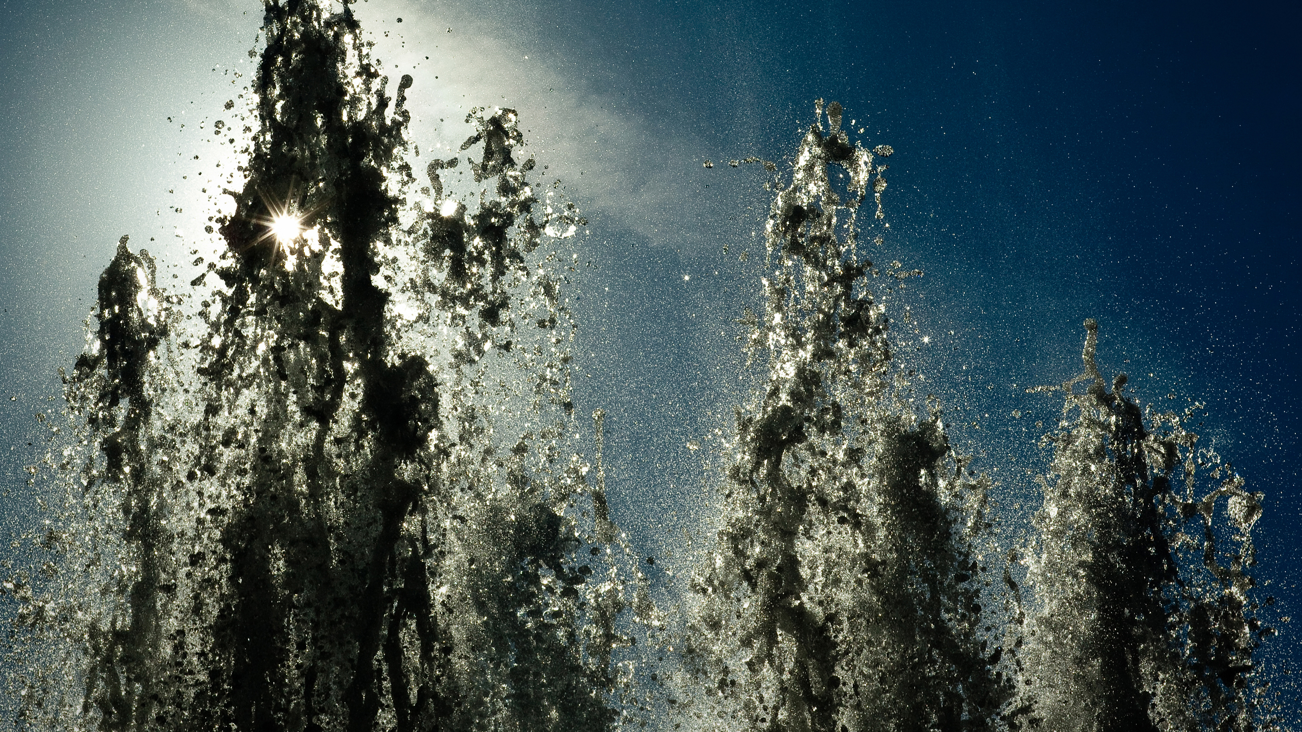 Water fountain spray against blue sky HD Wallpaper