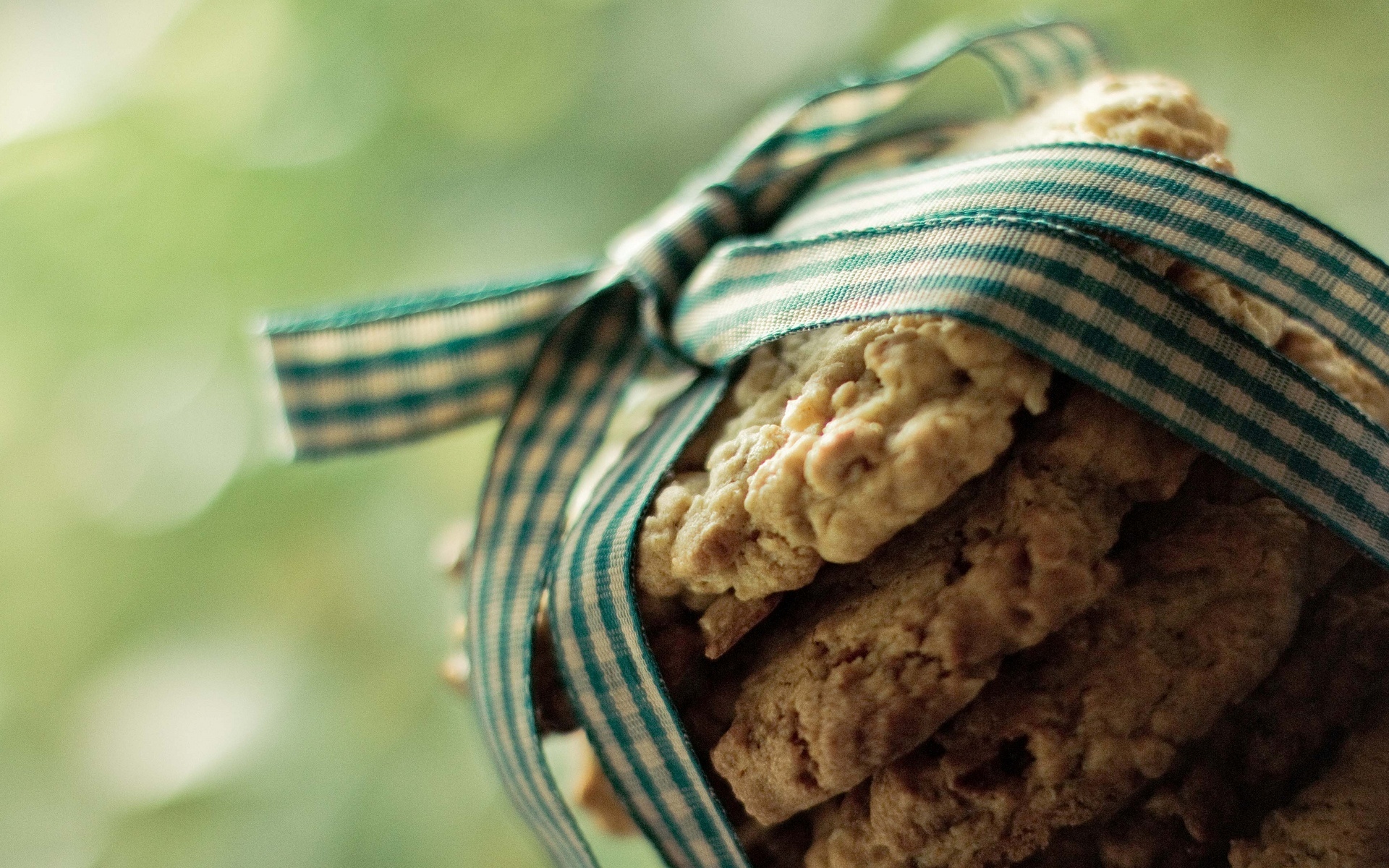 Cookies tied with a ribbon HD Wallpaper