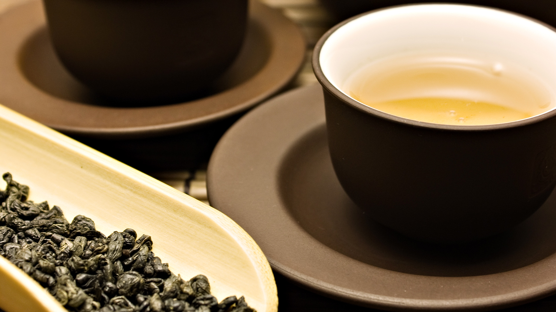 Tea ceremony with dried tea leaves and brewed tea HD Wallpaper