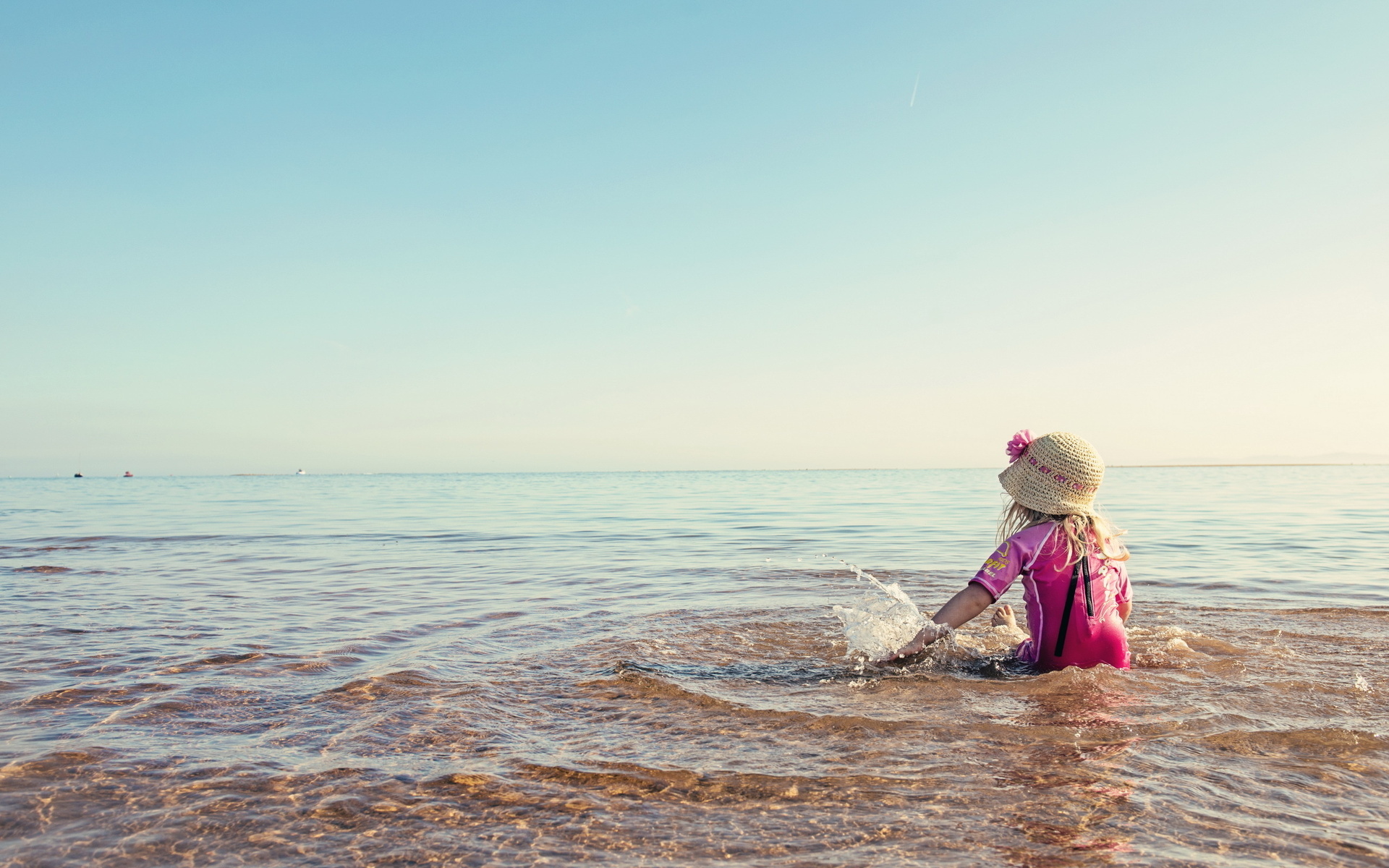 Girl in a hat splashing in the ocean HD Wallpaper
