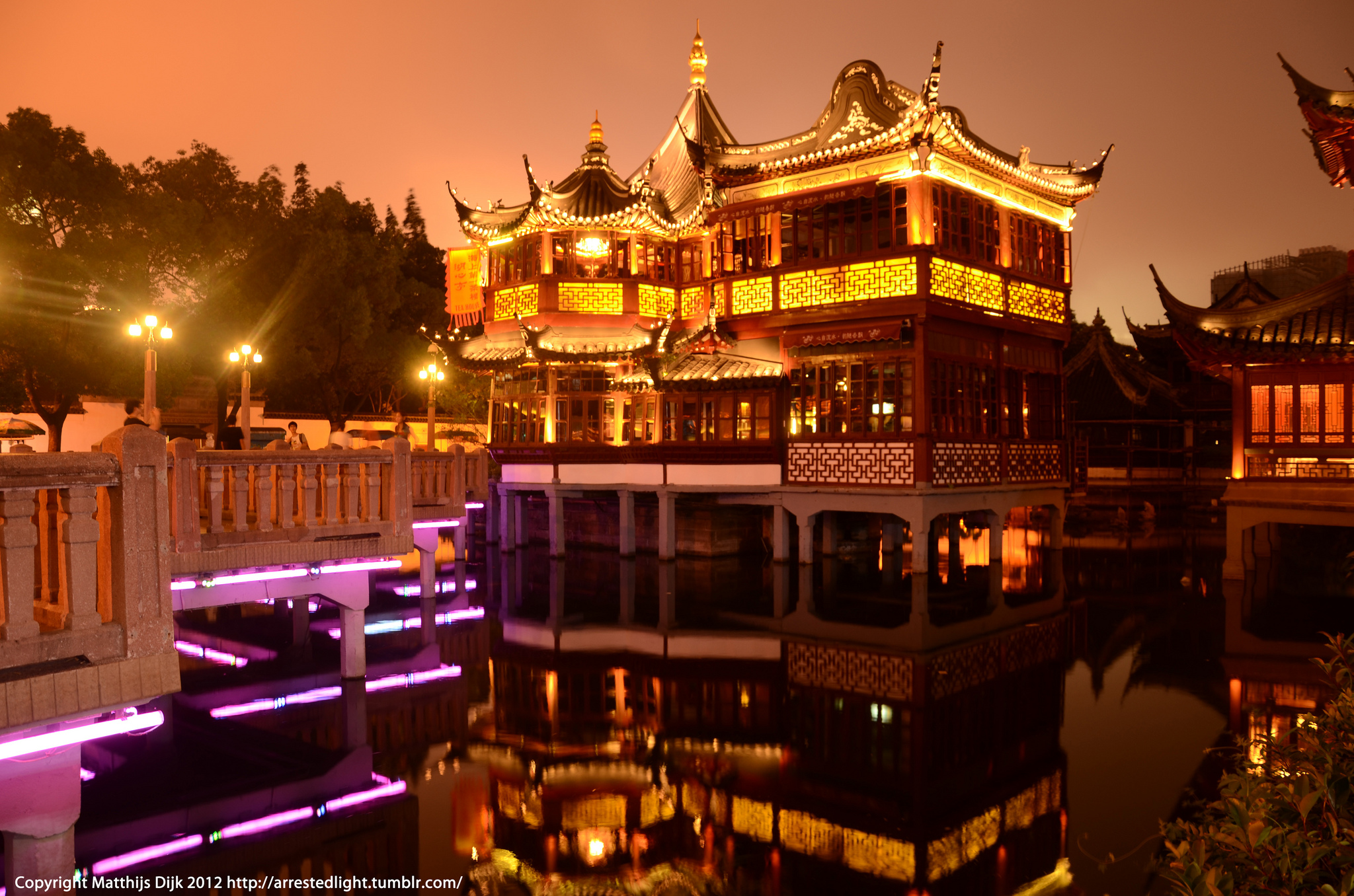 Oriental building on water at dusk HD Wallpaper
