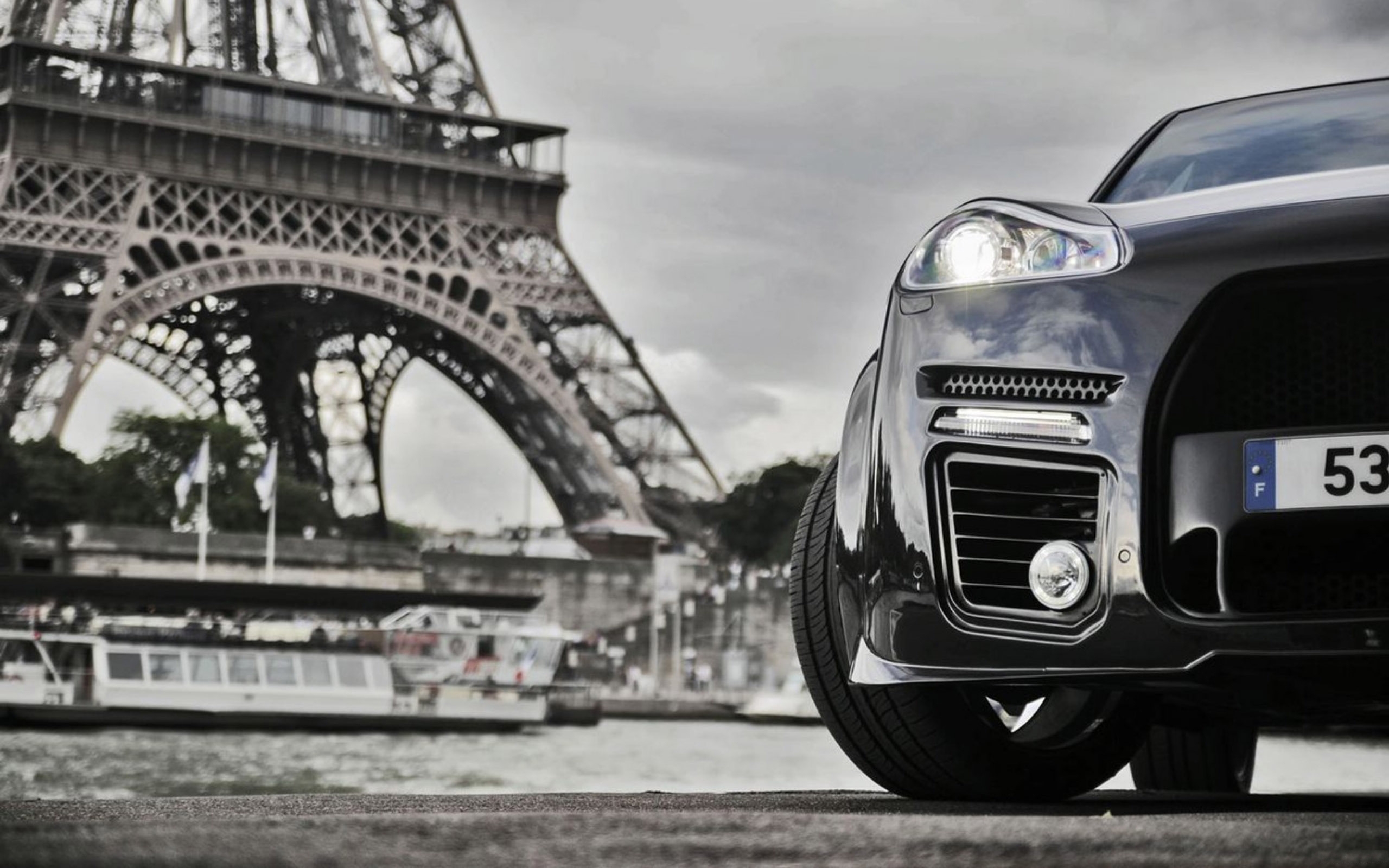 Car in front of the Eiffel Tower in Paris HD Wallpaper