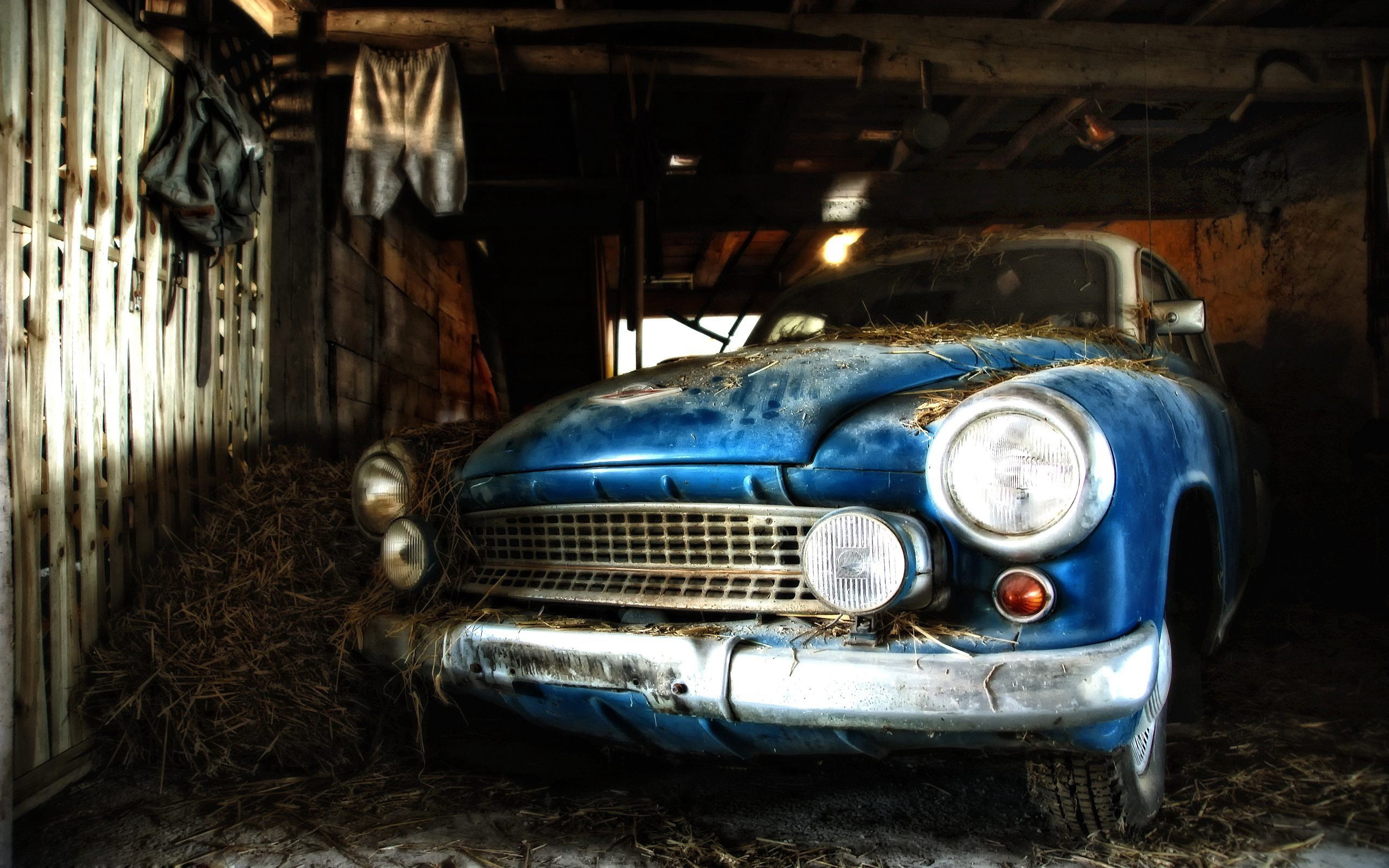 Abandoned blue car in a rustic barn HD Wallpaper
