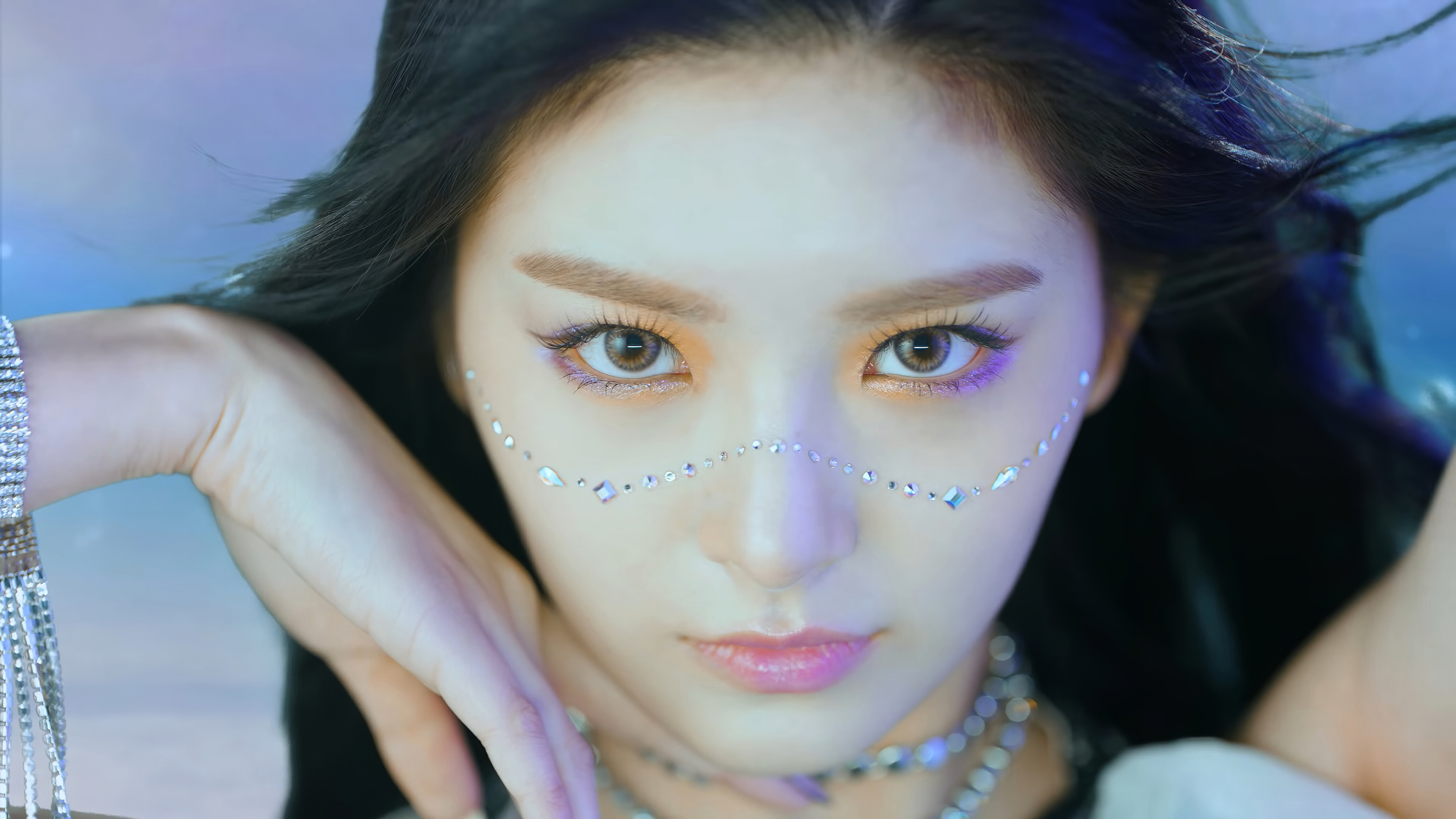 Yiren from EVERGLOW in 4K HD Wallpaper