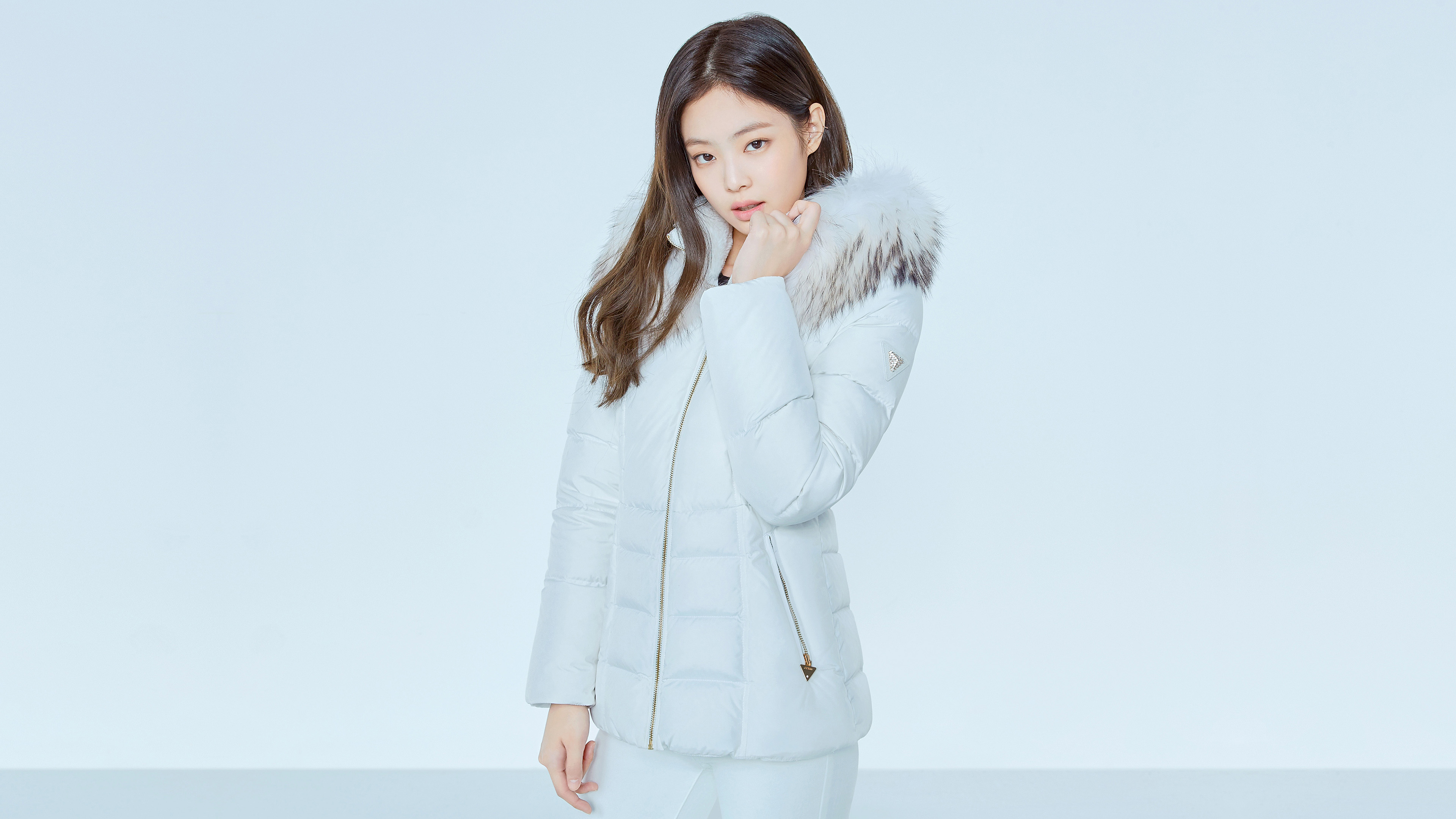 Jennie from BLACKPINK in a white puffer jacket HD Wallpaper