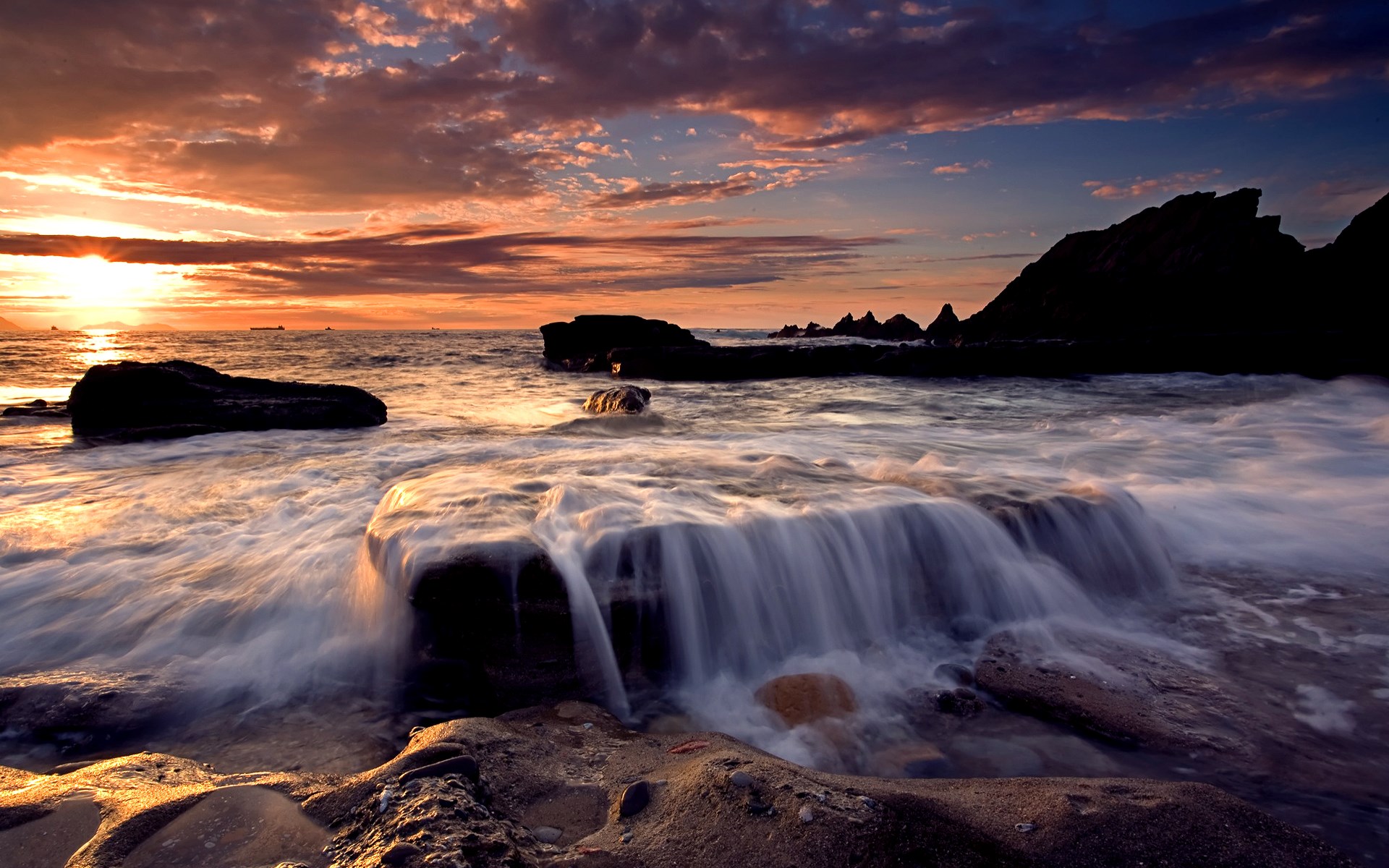 Ocean waves crashing on rocks at sunset HD Wallpaper