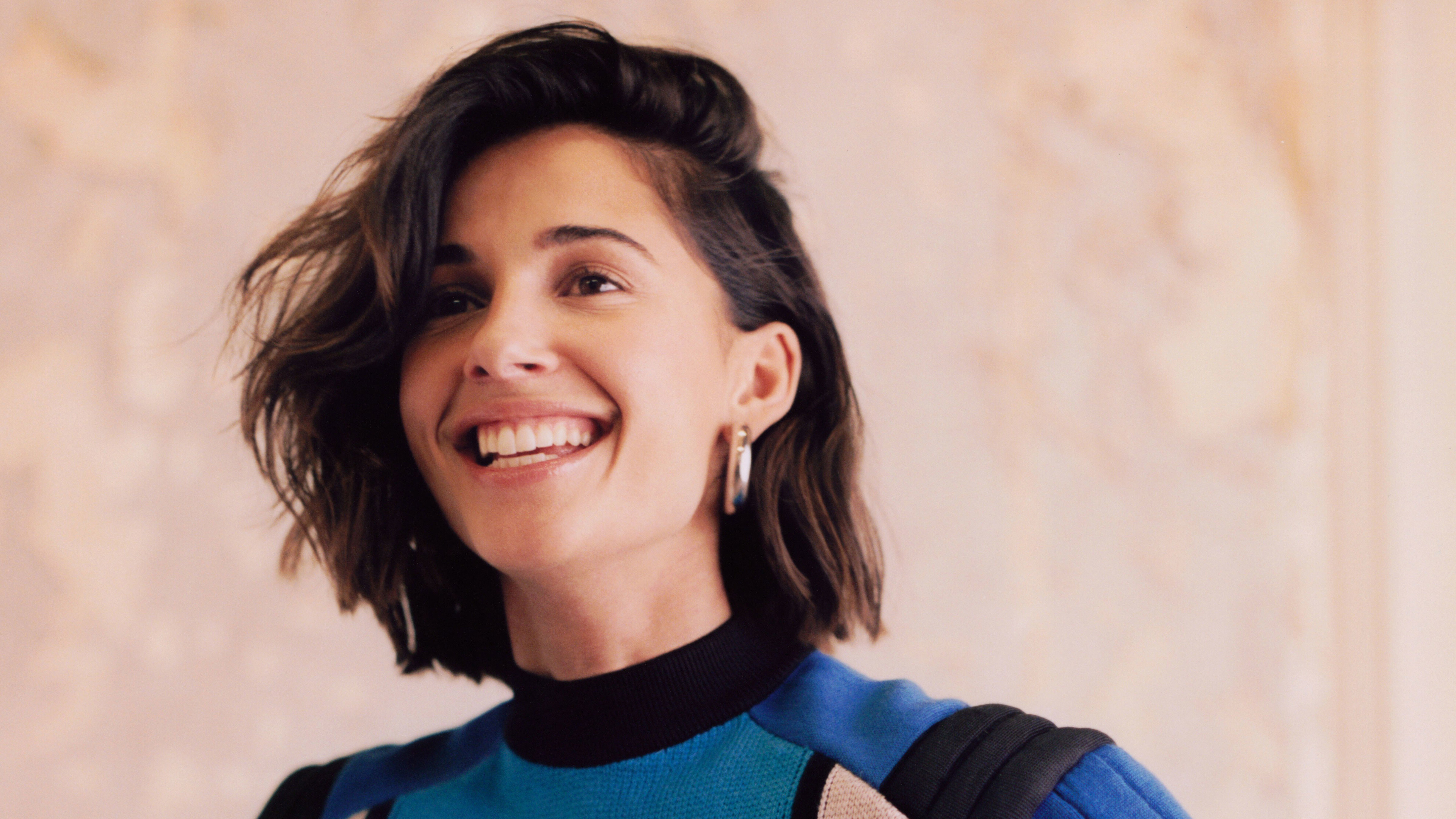 Naomi Scott smiling HD Wallpaper