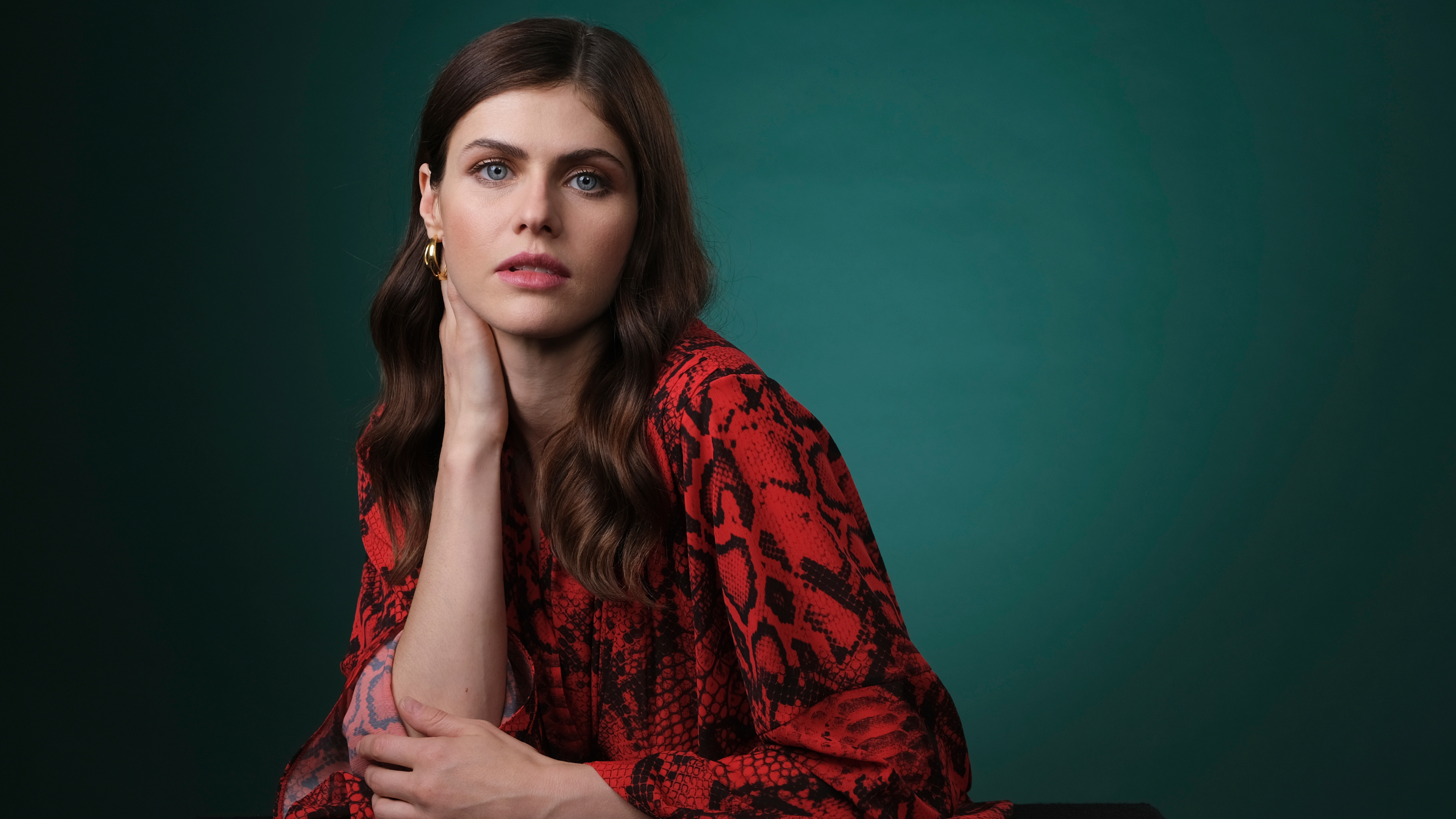 Alexandra Daddario in a red snake print dress HD Wallpaper
