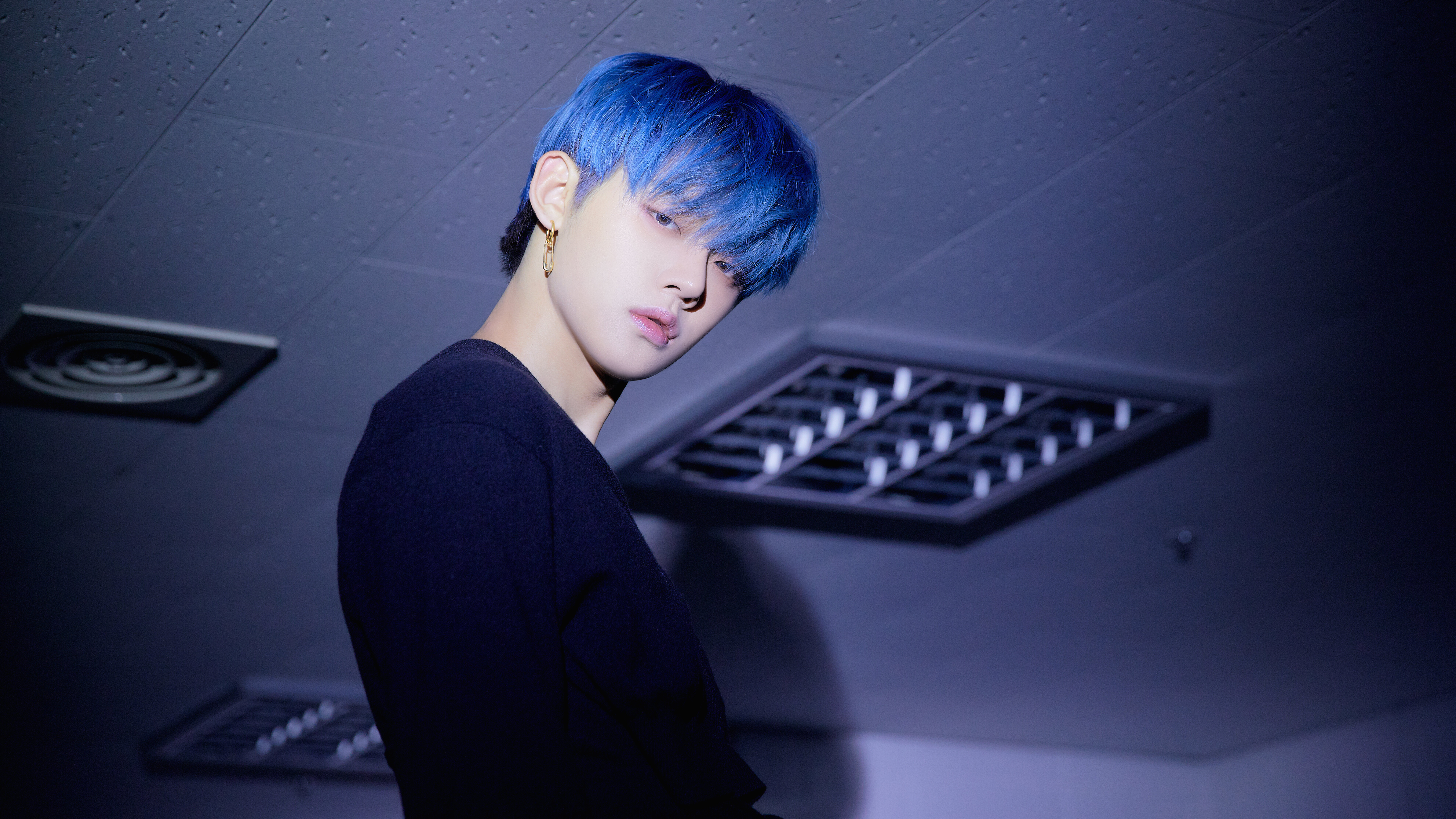 Man with blue hair wearing a black shirt HD Wallpaper