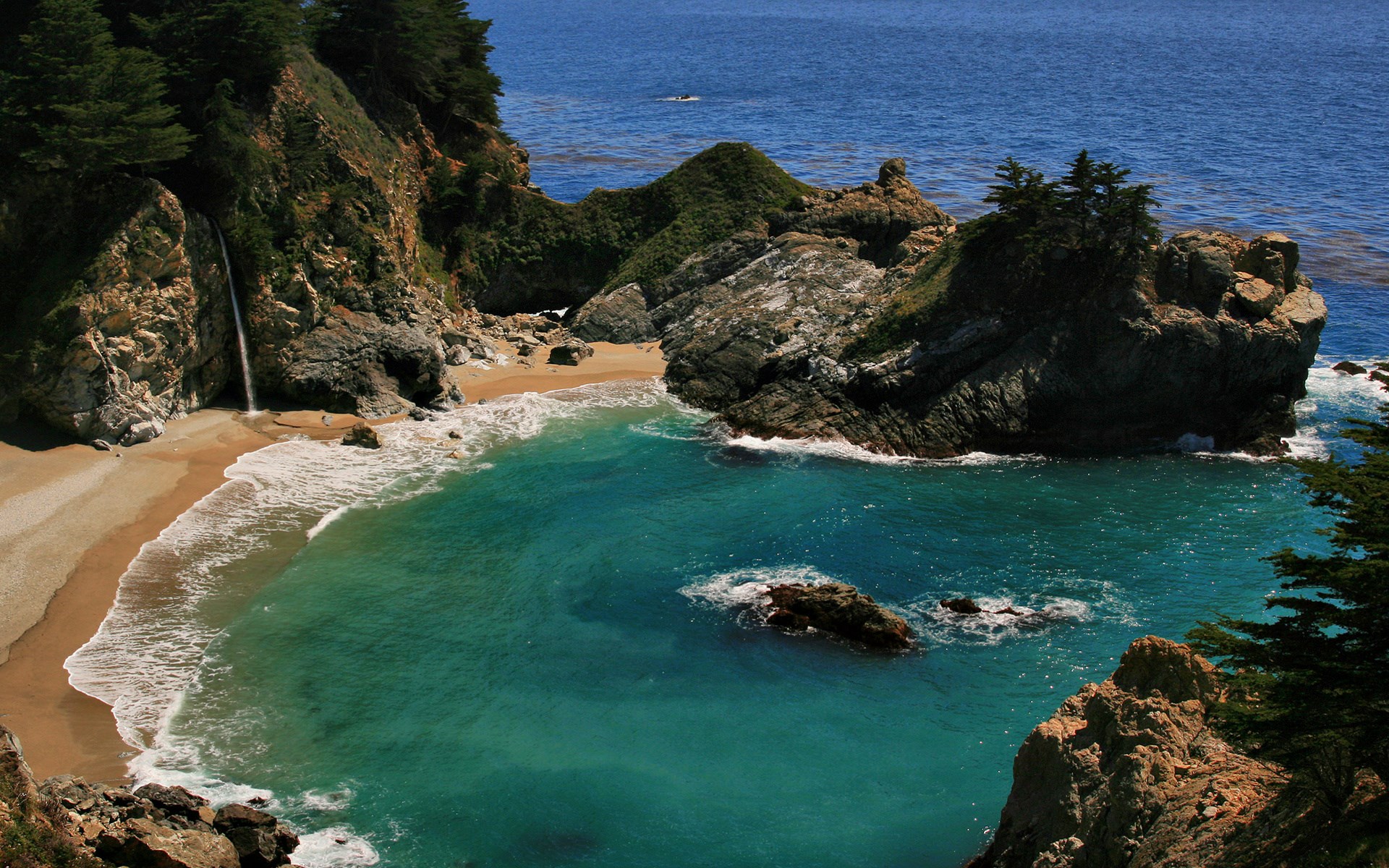 McWay Falls waterfall on a beach in Big Sur HD Wallpaper