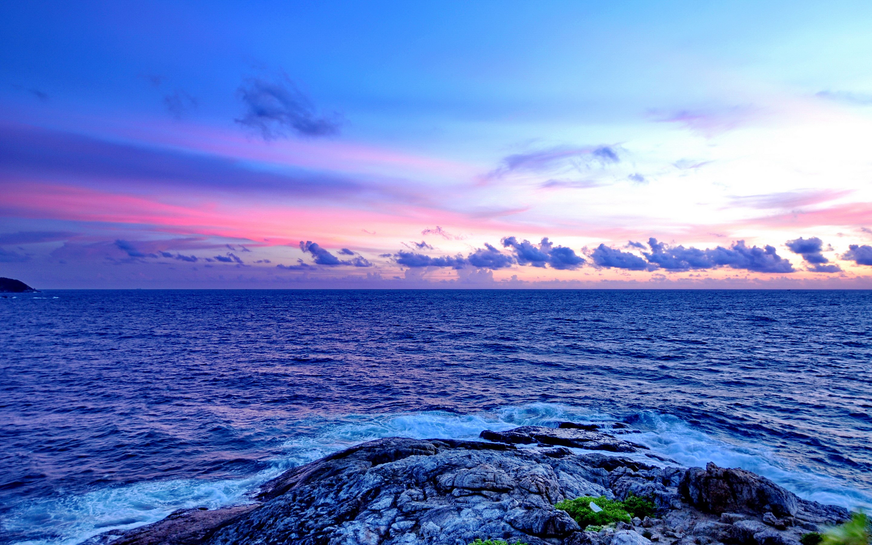 Ocean waves crash on rocky shore at sunset HD Wallpaper