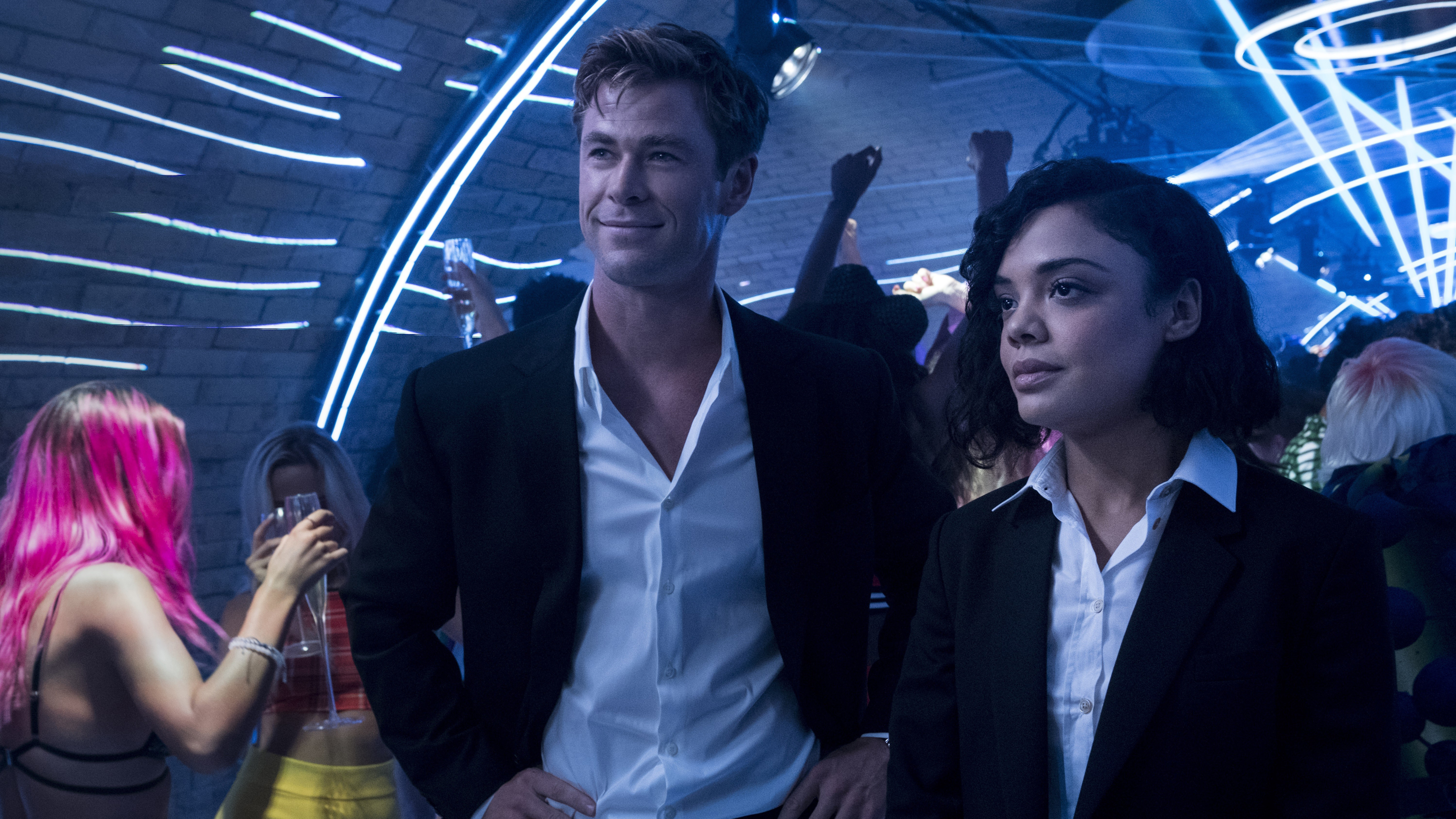 Chris Hemsworth and Tessa Thompson in a nightclub HD Wallpaper