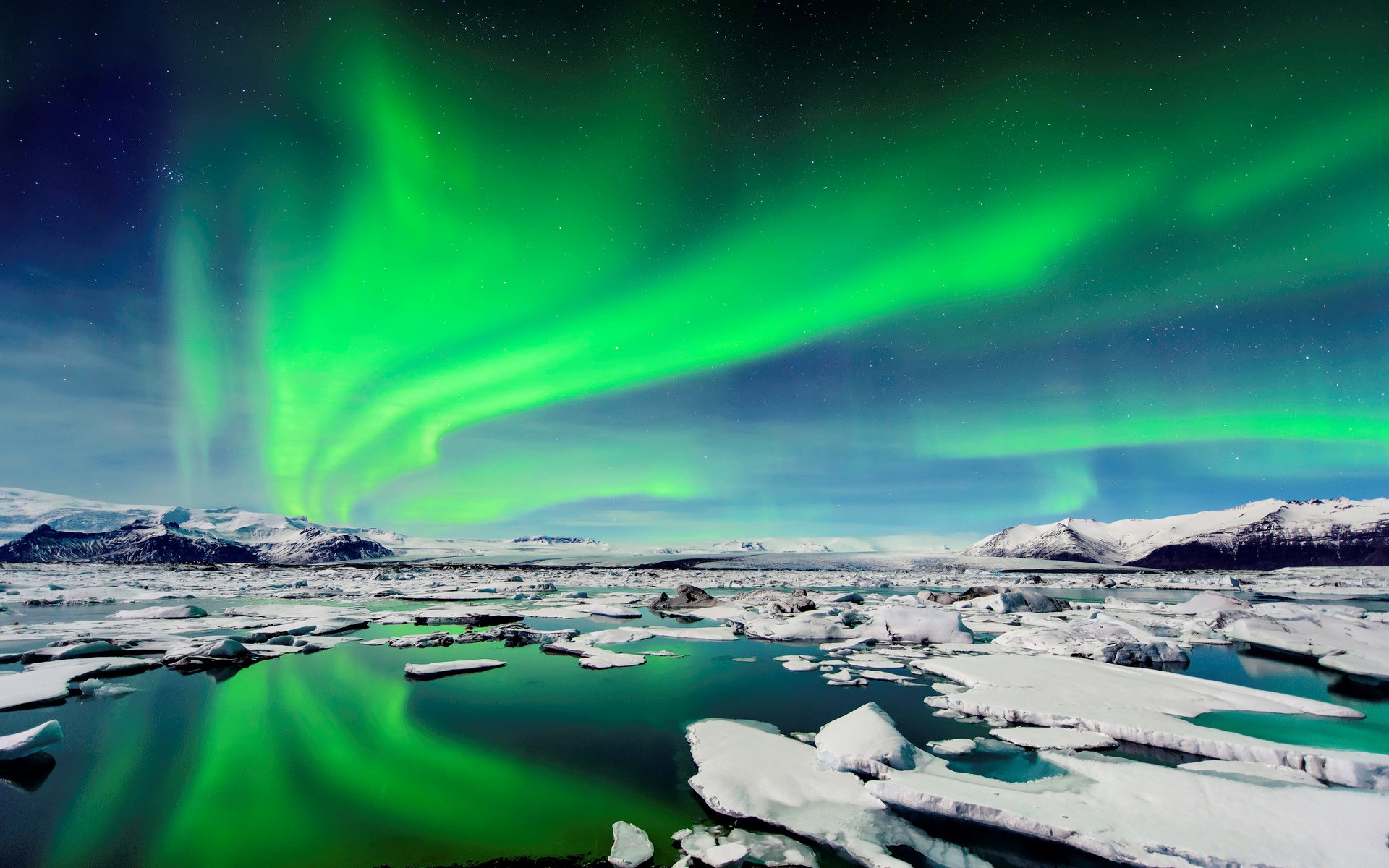 Aurora Borealis over a glacial lagoon HD Wallpaper