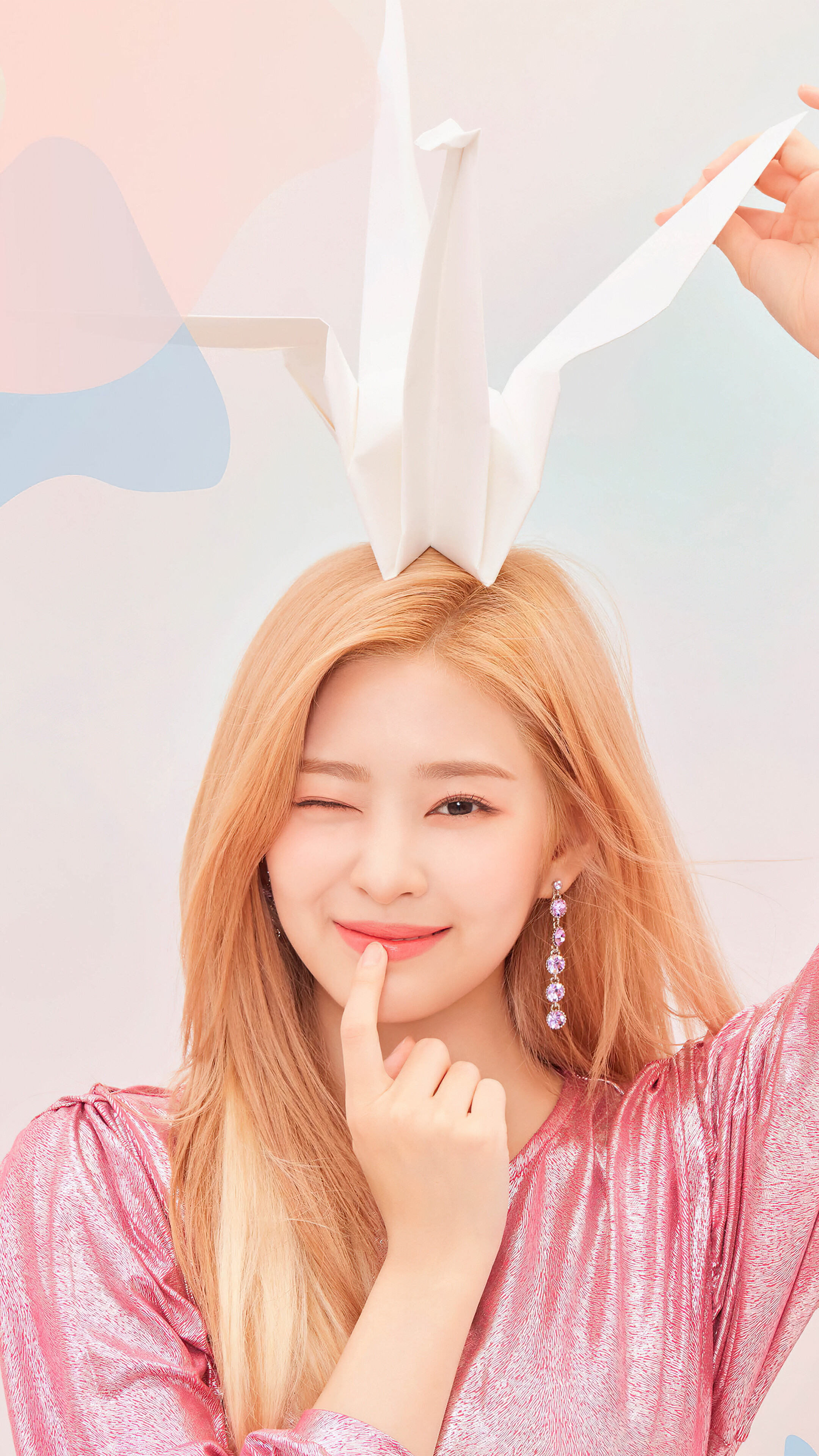 Kim Minju from IZ*ONE with origami crane HD Phone Wallpaper