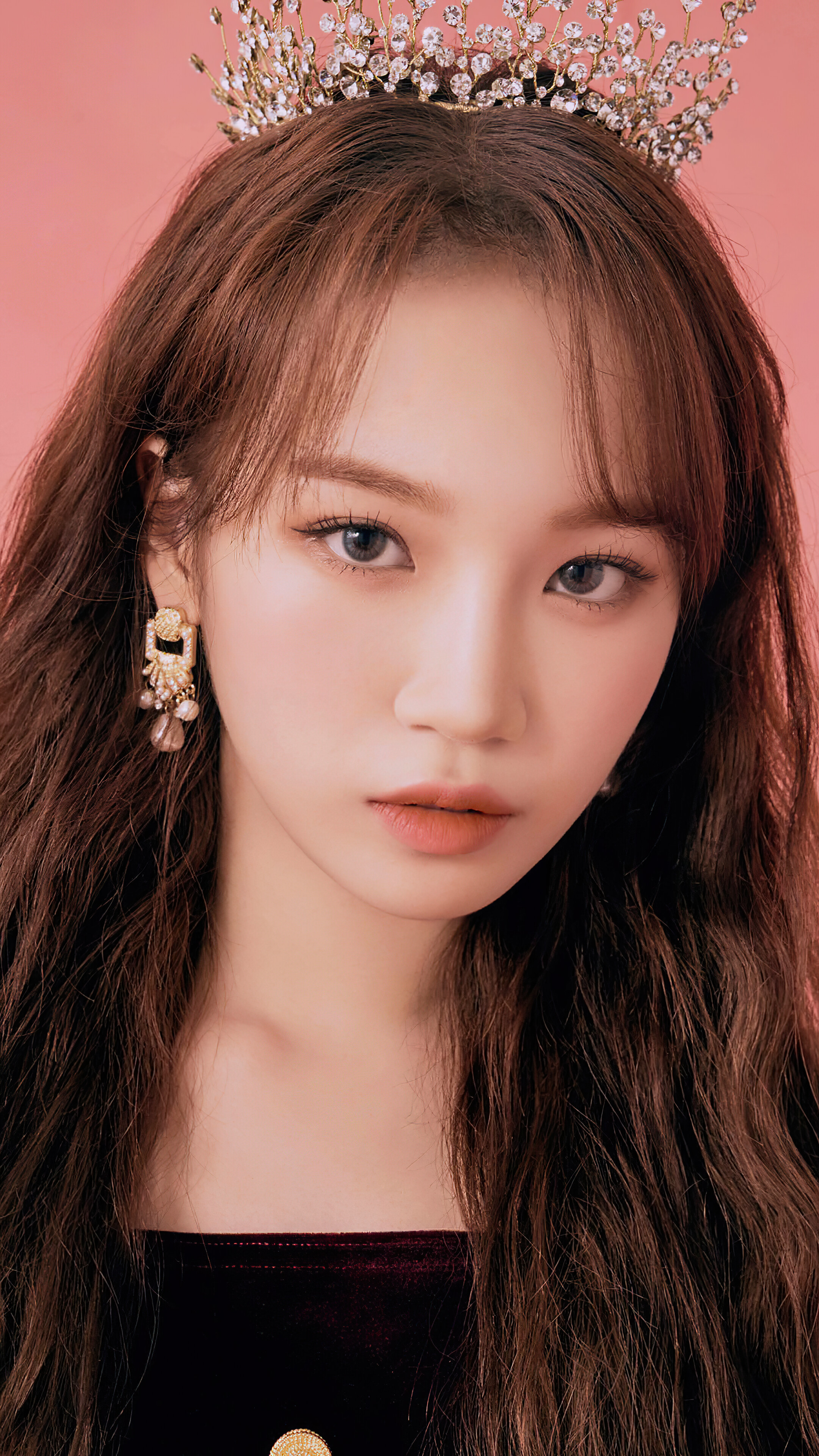 Kim Chaewon from IZ*ONE wearing a tiara HD Phone Wallpaper