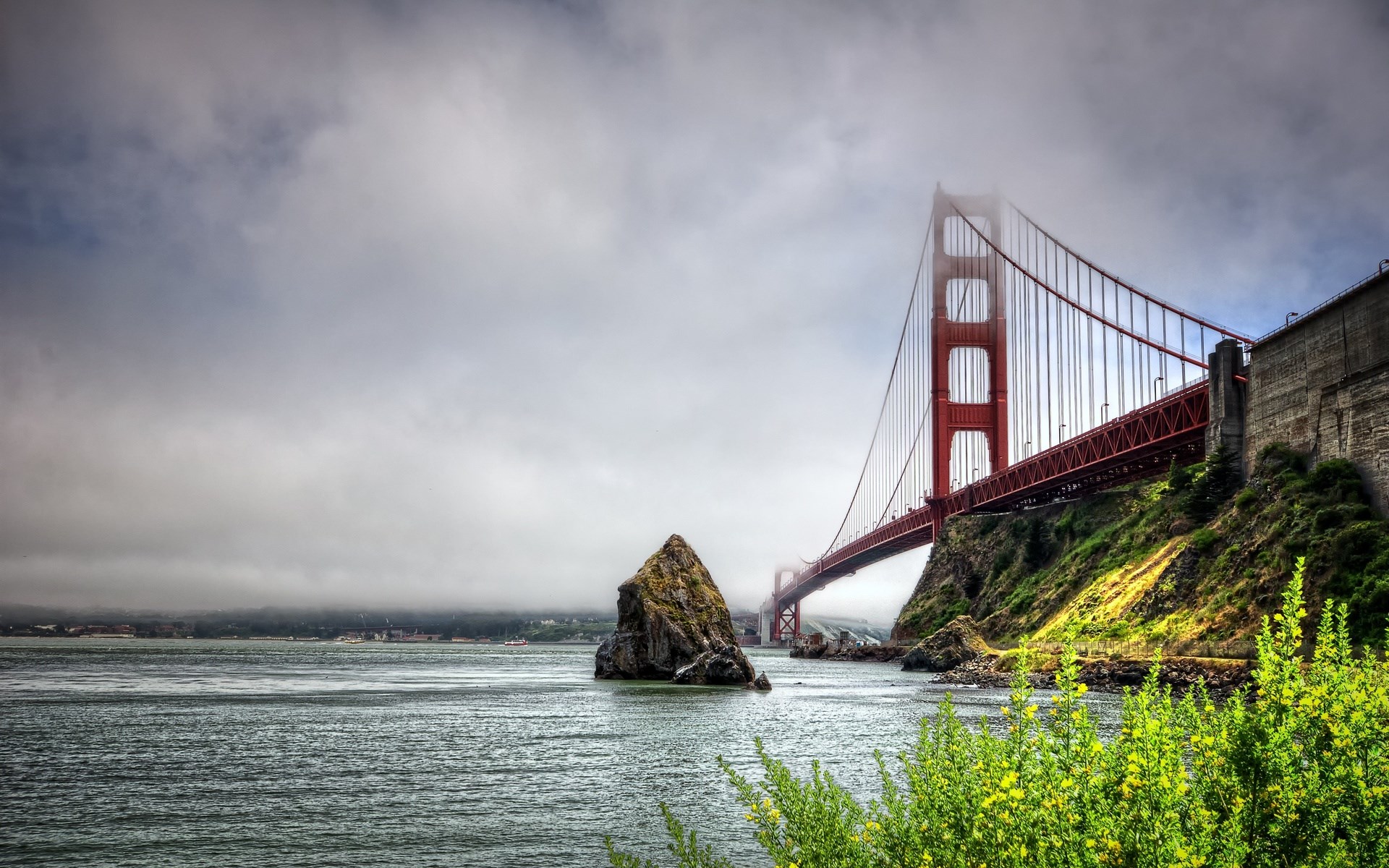 Golden Gate Bridge in Fog HD Wallpaper