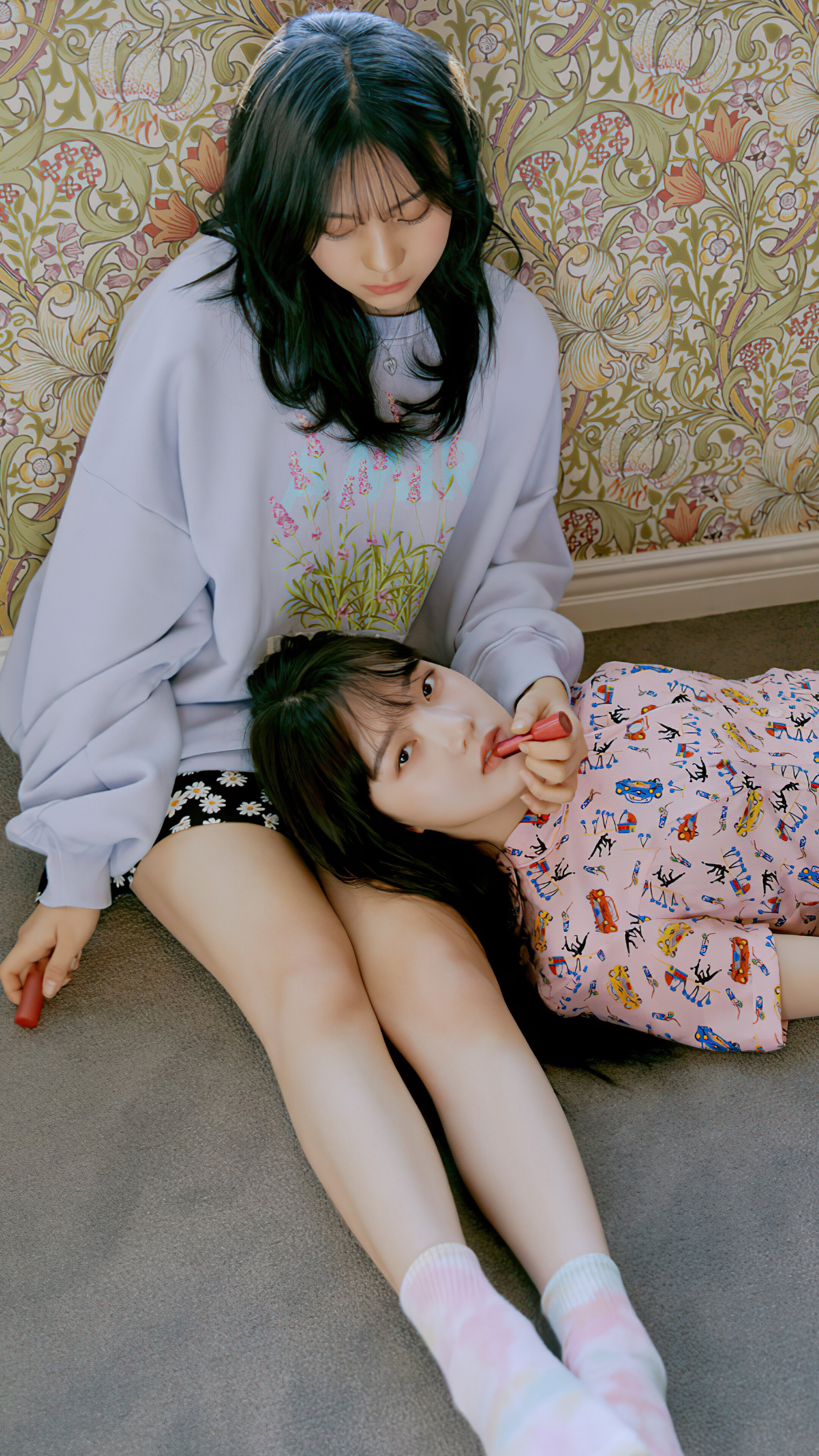 Umji and Yerin from GFriend in Labyrinth 4K HD Phone Wallpaper