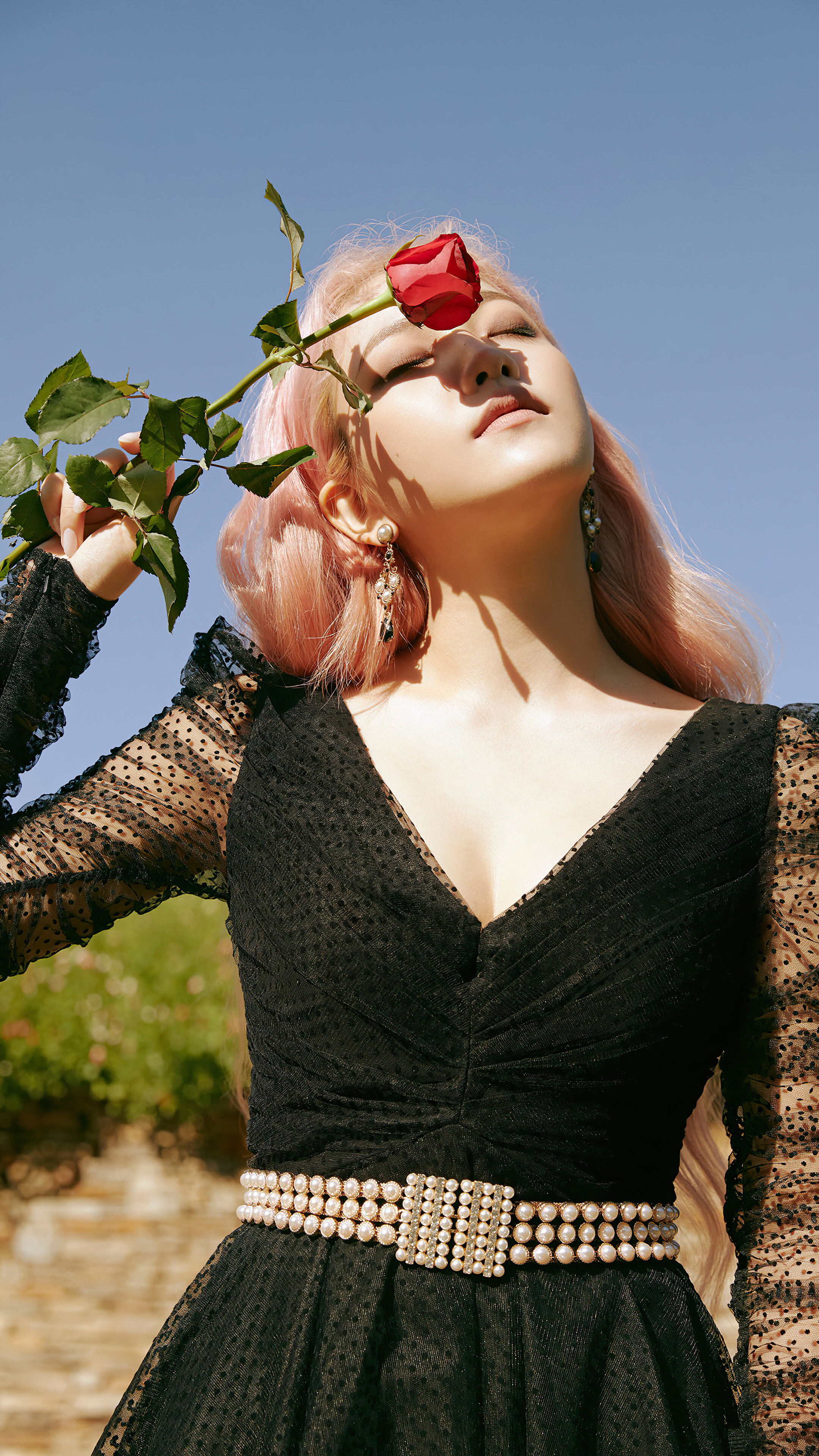 Yeri from Red Velvet with a rose HD Phone Wallpaper
