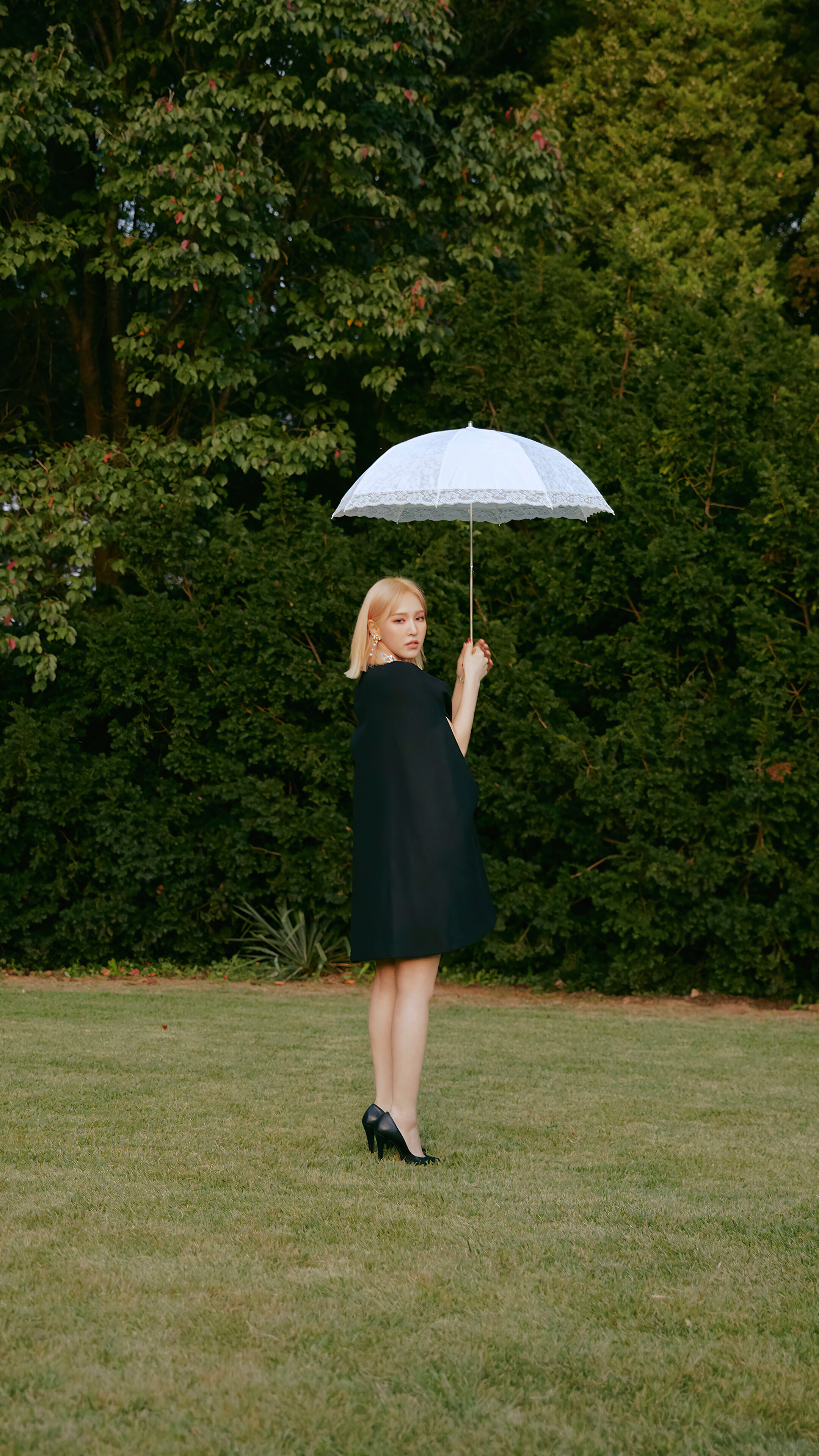 Wendy from Red Velvet with an umbrella HD Phone Wallpaper