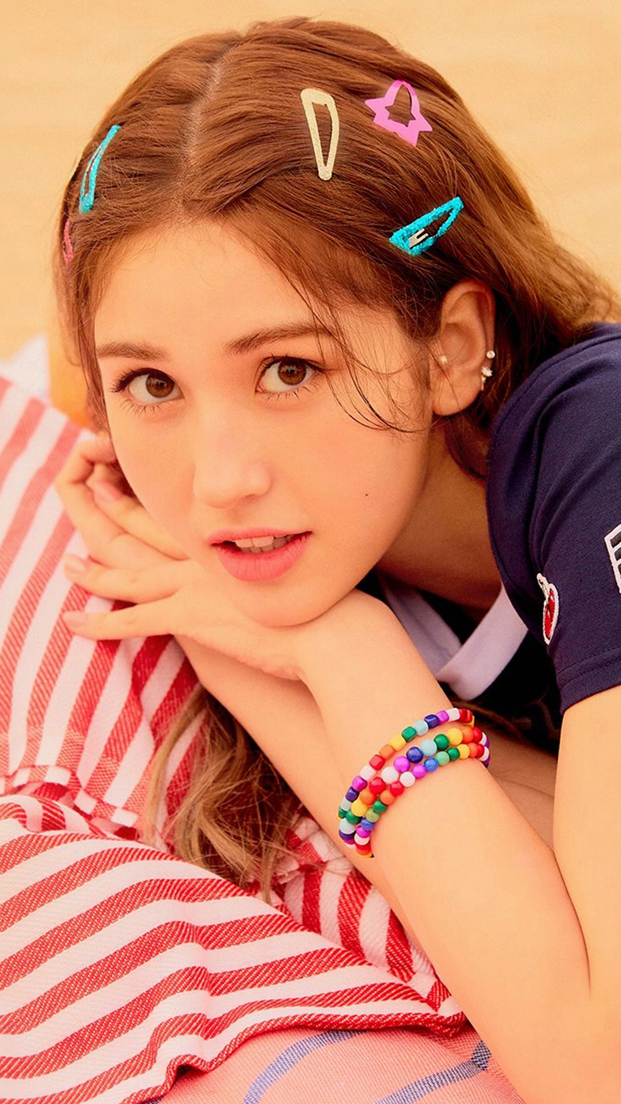 Jeon Somi with colorful hair clips and bracelet HD Phone Wallpaper