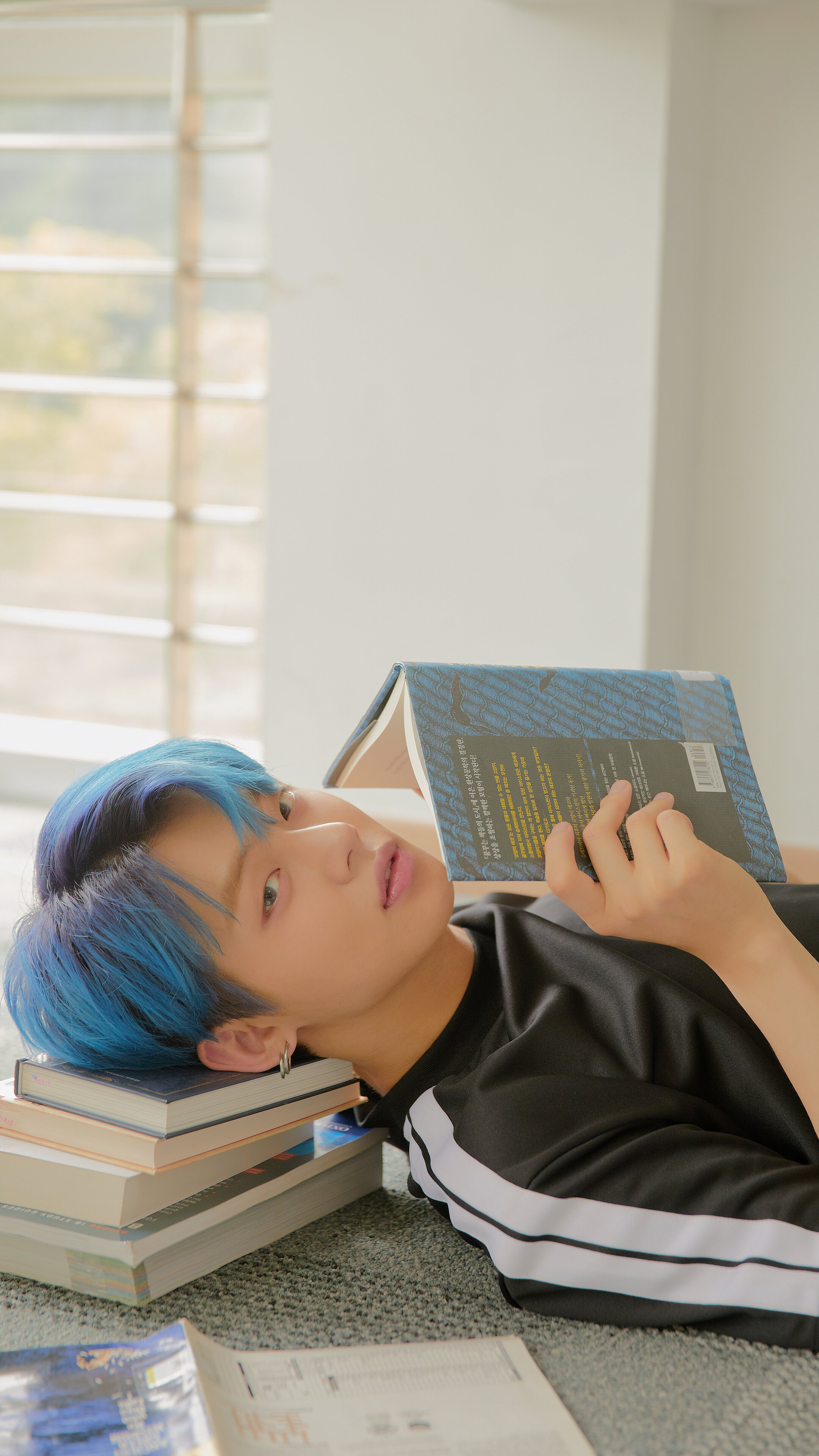 Yeonjun from TXT reading a book HD Phone Wallpaper