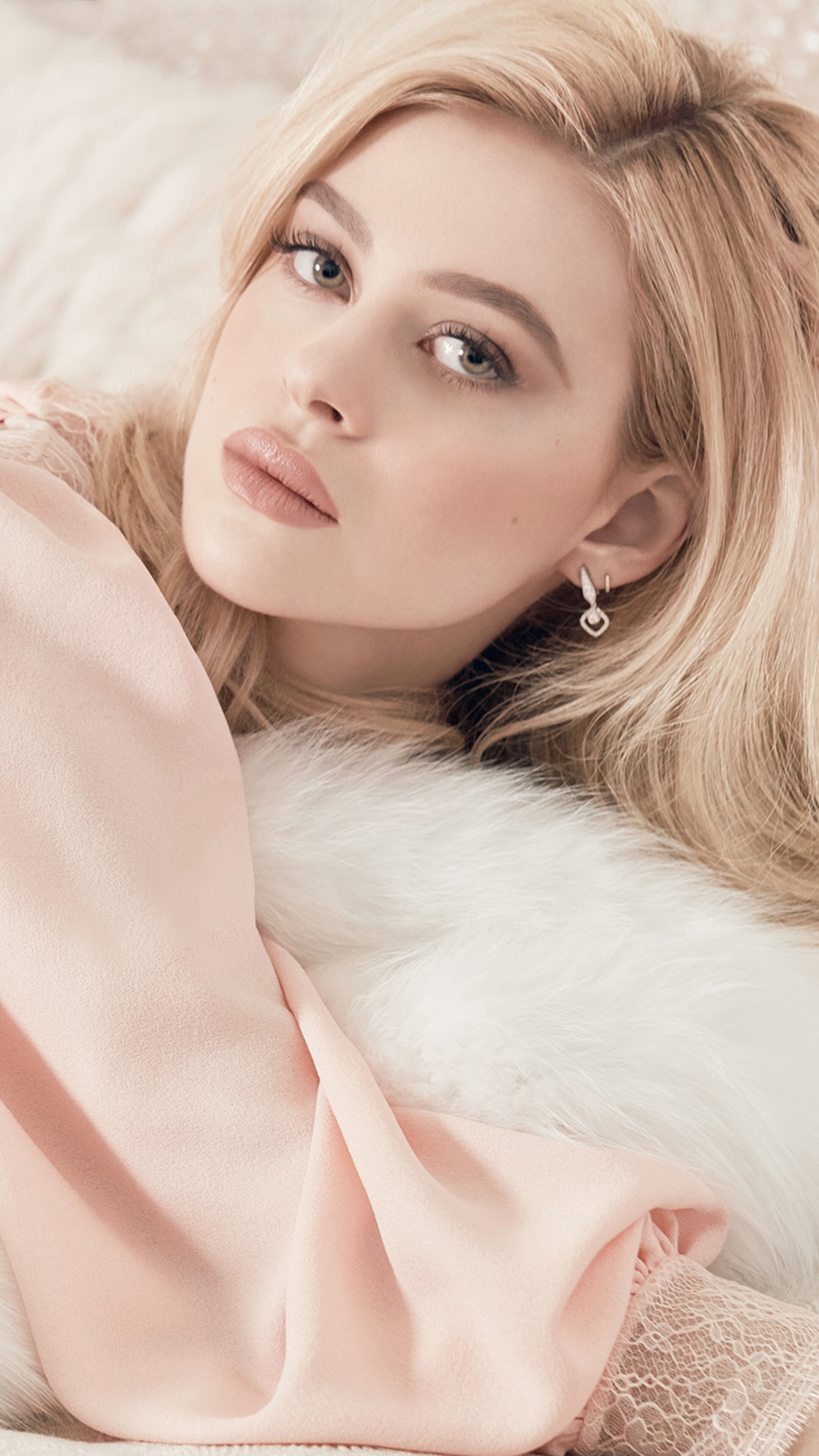 Nicola Peltz 4K HD Phone Wallpaper