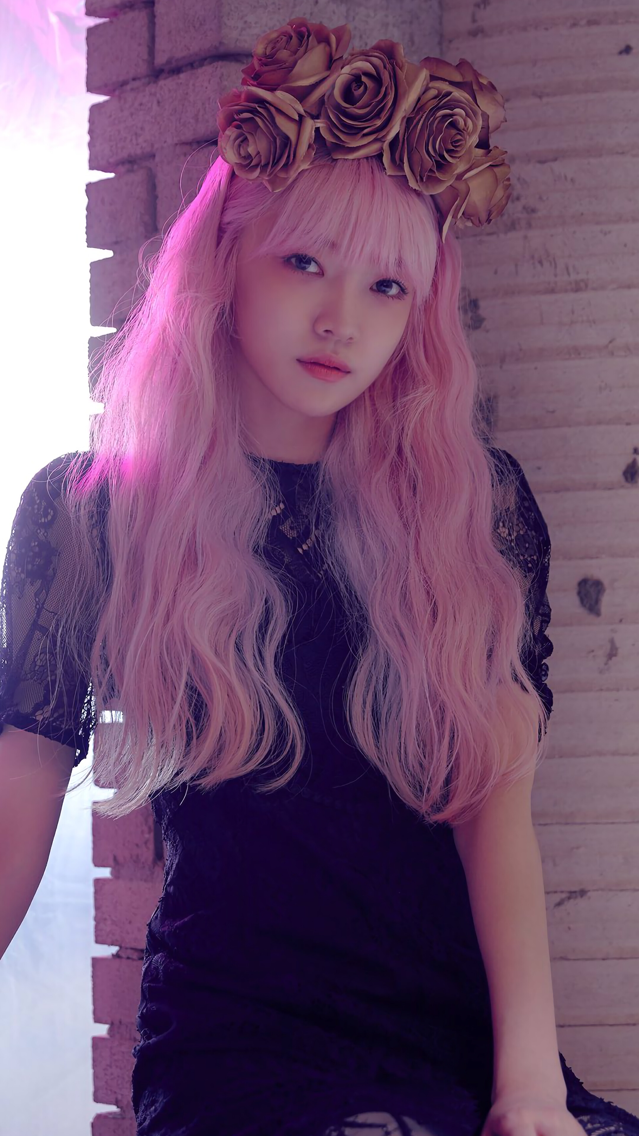 Onda from EVERGLOW with pink hair HD Phone Wallpaper