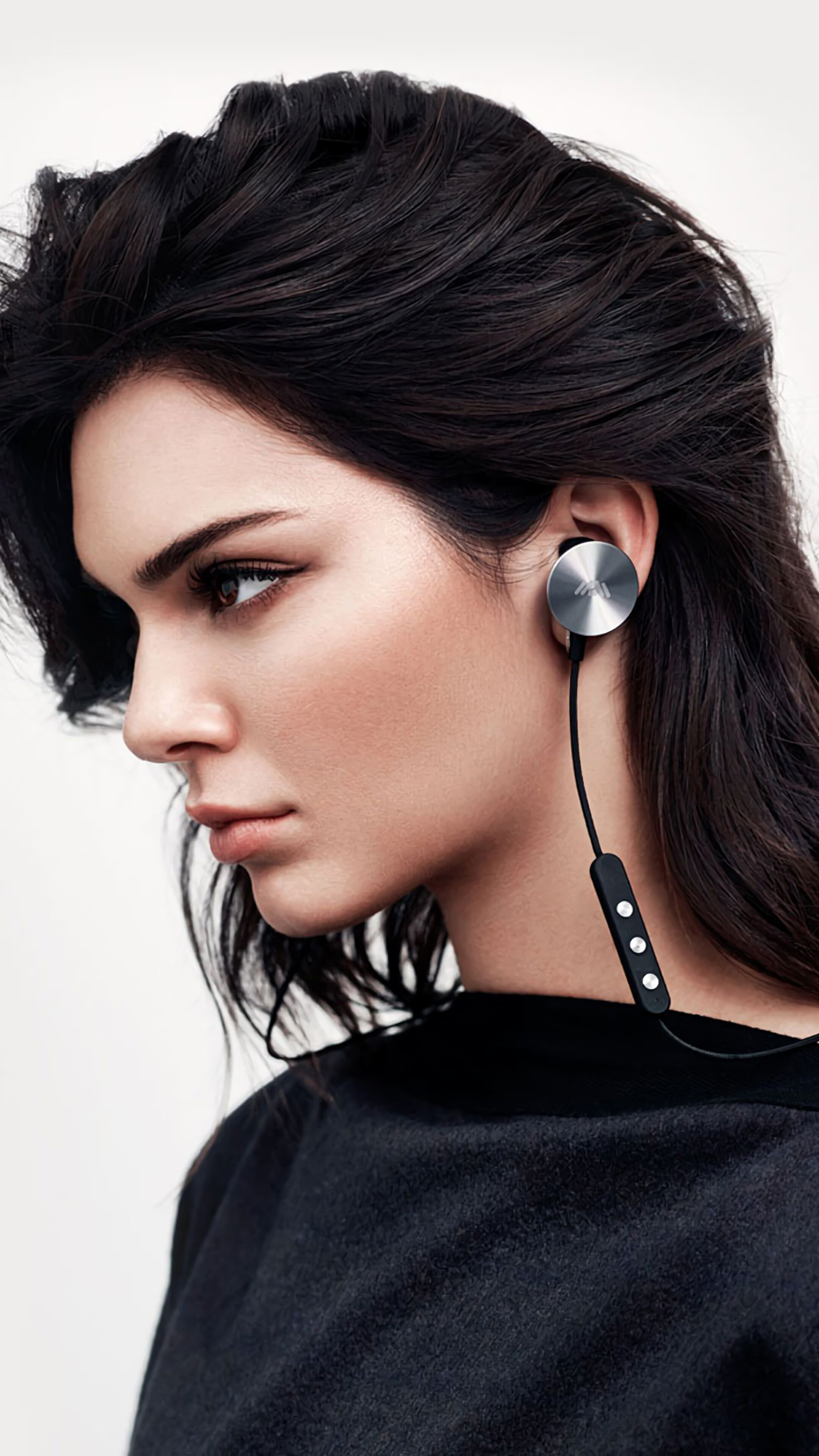 Kendall Jenner wearing headphones HD Phone Wallpaper