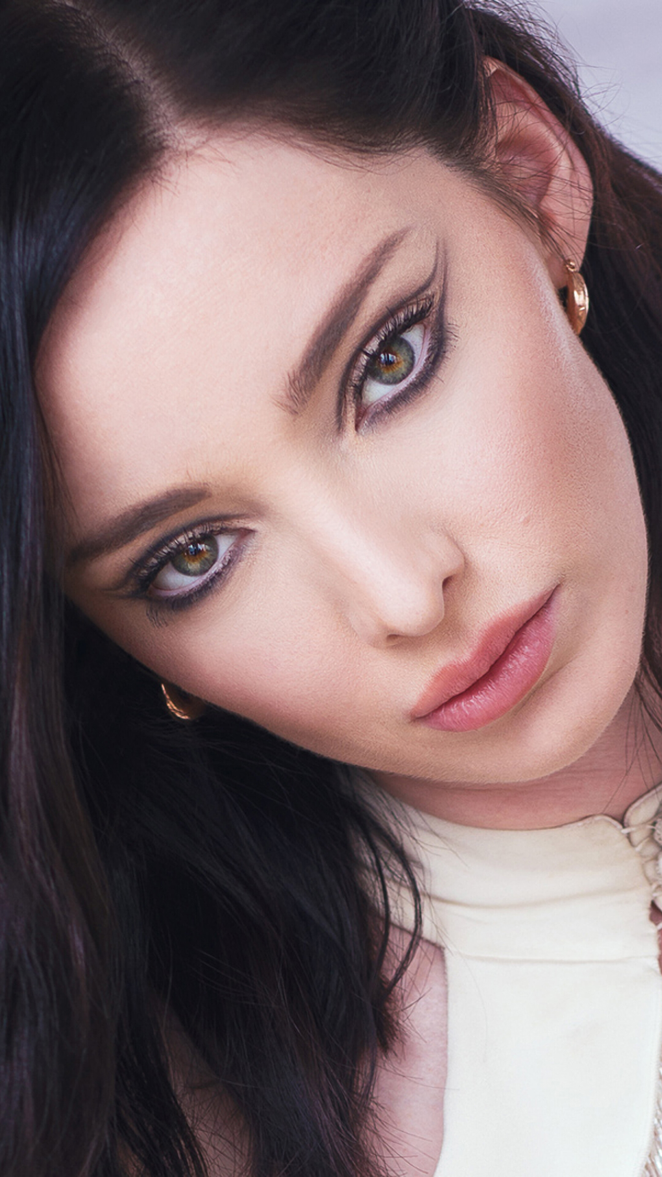 Emma Dumont 4K HD Phone Wallpaper