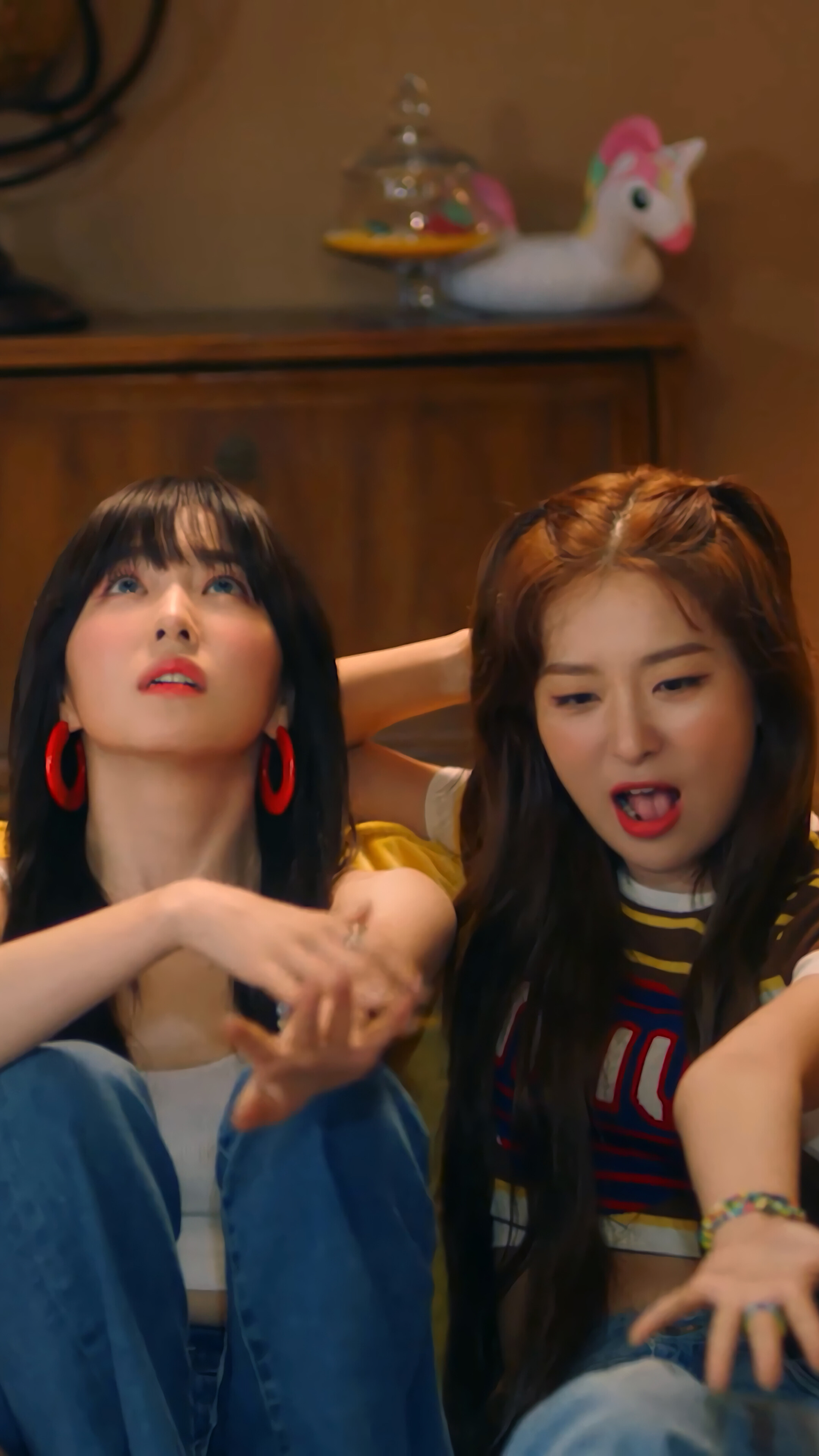 Red Velvet members Joy and Yeri in Umpah Umpah MV HD Phone Wallpaper