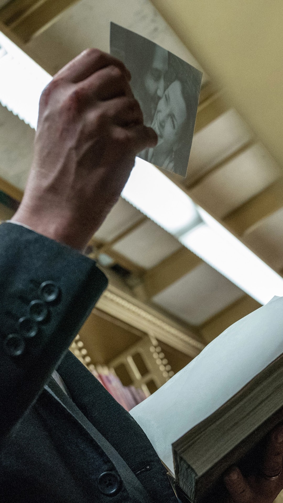 John Wick from John Wick 3 holding a photo HD Phone Wallpaper