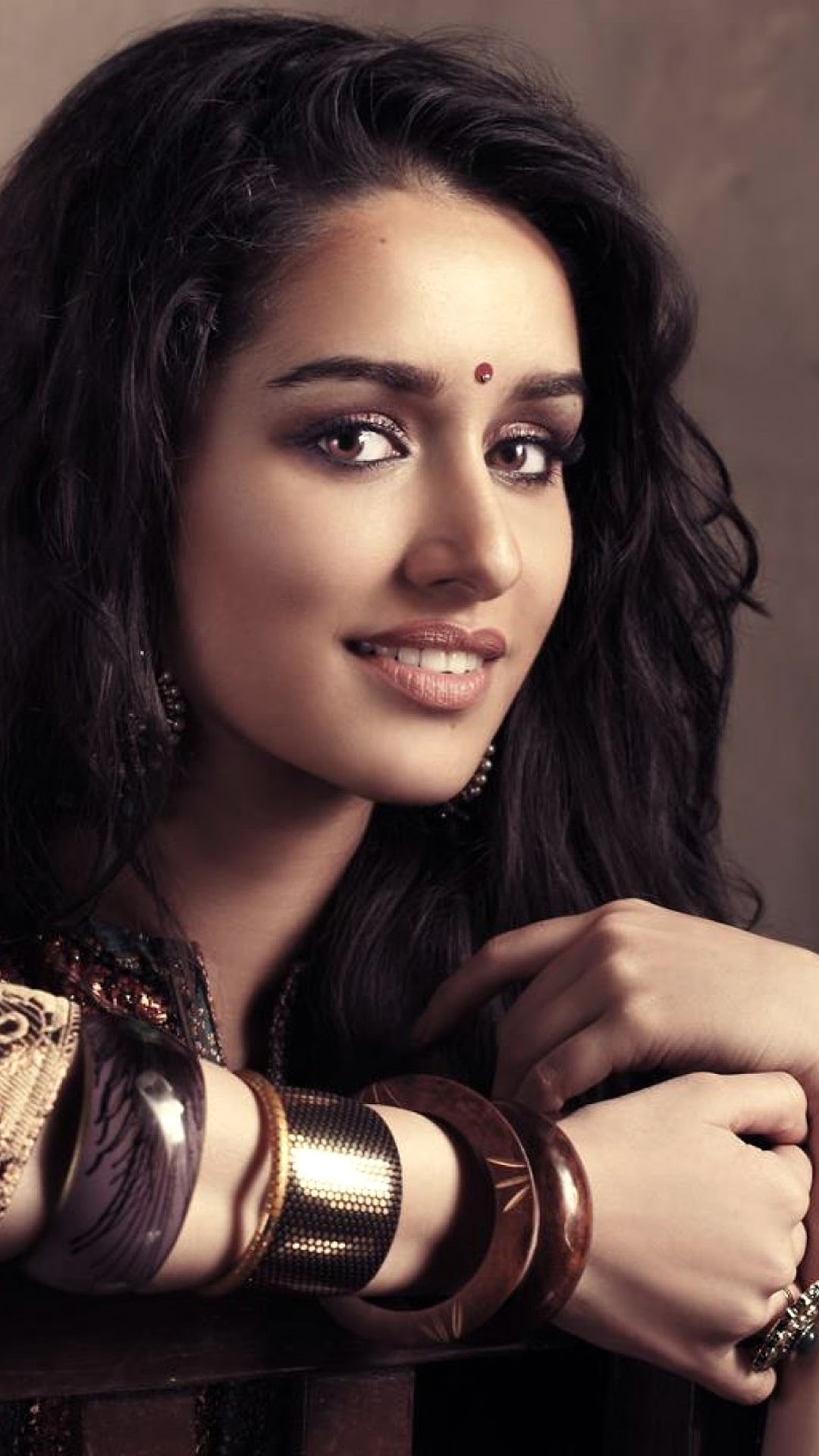Shraddha Kapoor with traditional Indian jewelry HD Phone Wallpaper