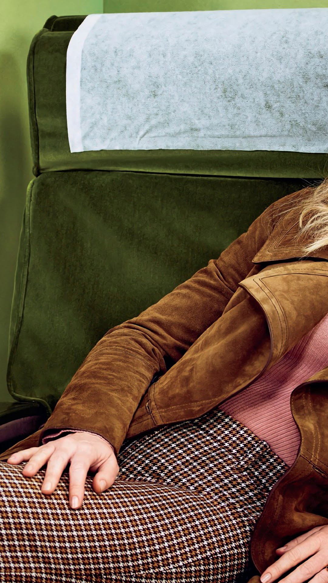 Emily Blunt sitting on a green couch HD Phone Wallpaper
