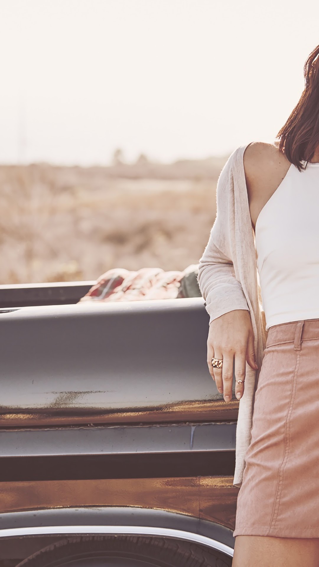 Kendall Jenner leaning on a truck HD Phone Wallpaper