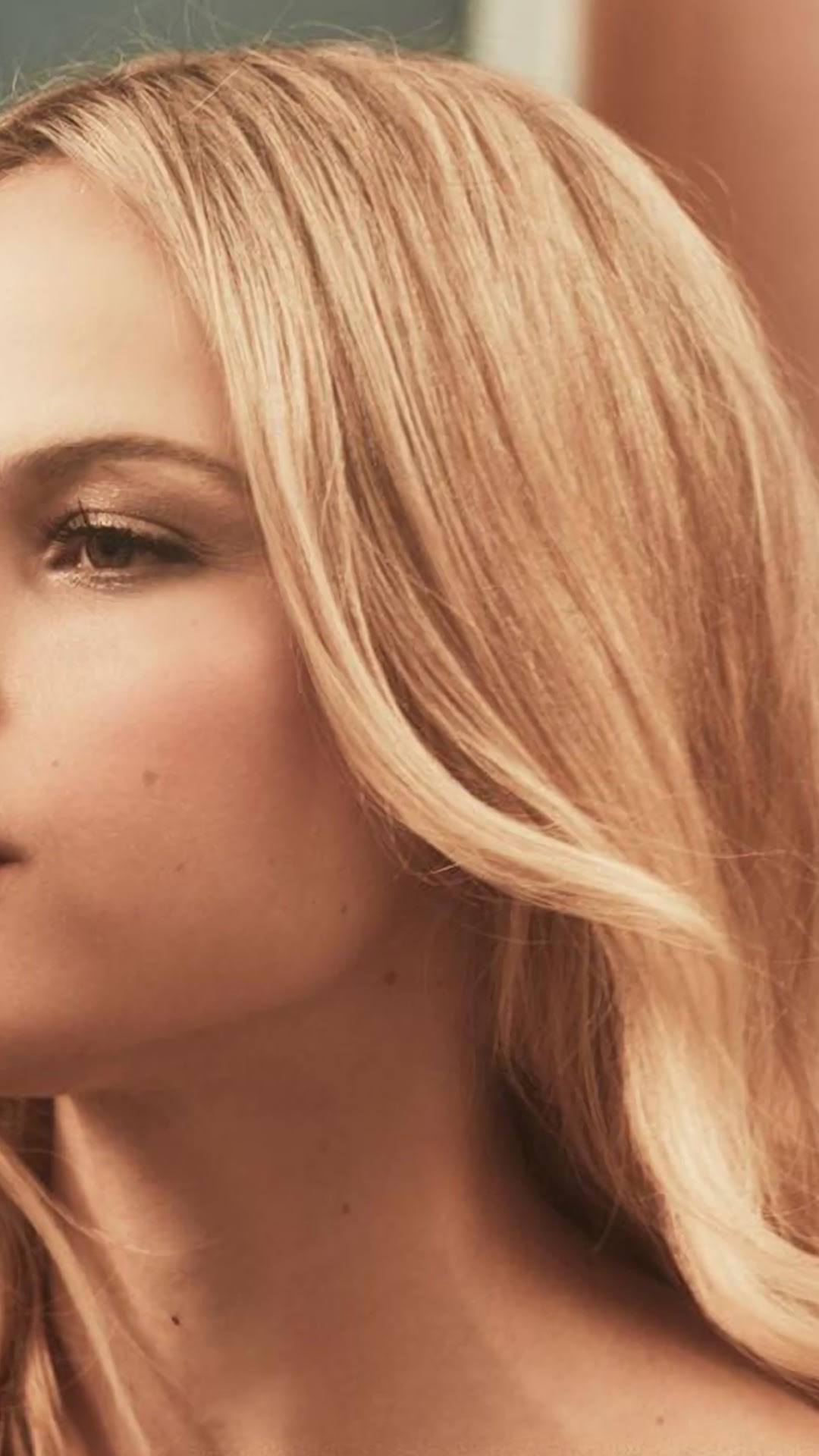 Halston Sage blonde hair close-up HD Phone Wallpaper