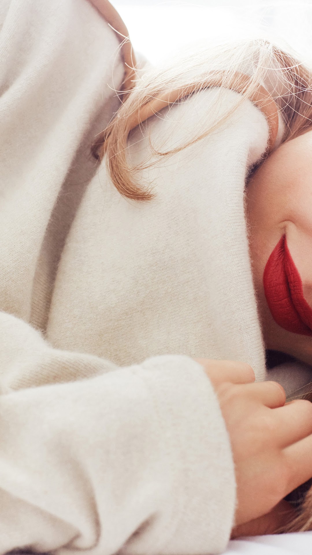 Amanda Seyfried close-up with red lipstick HD Phone Wallpaper