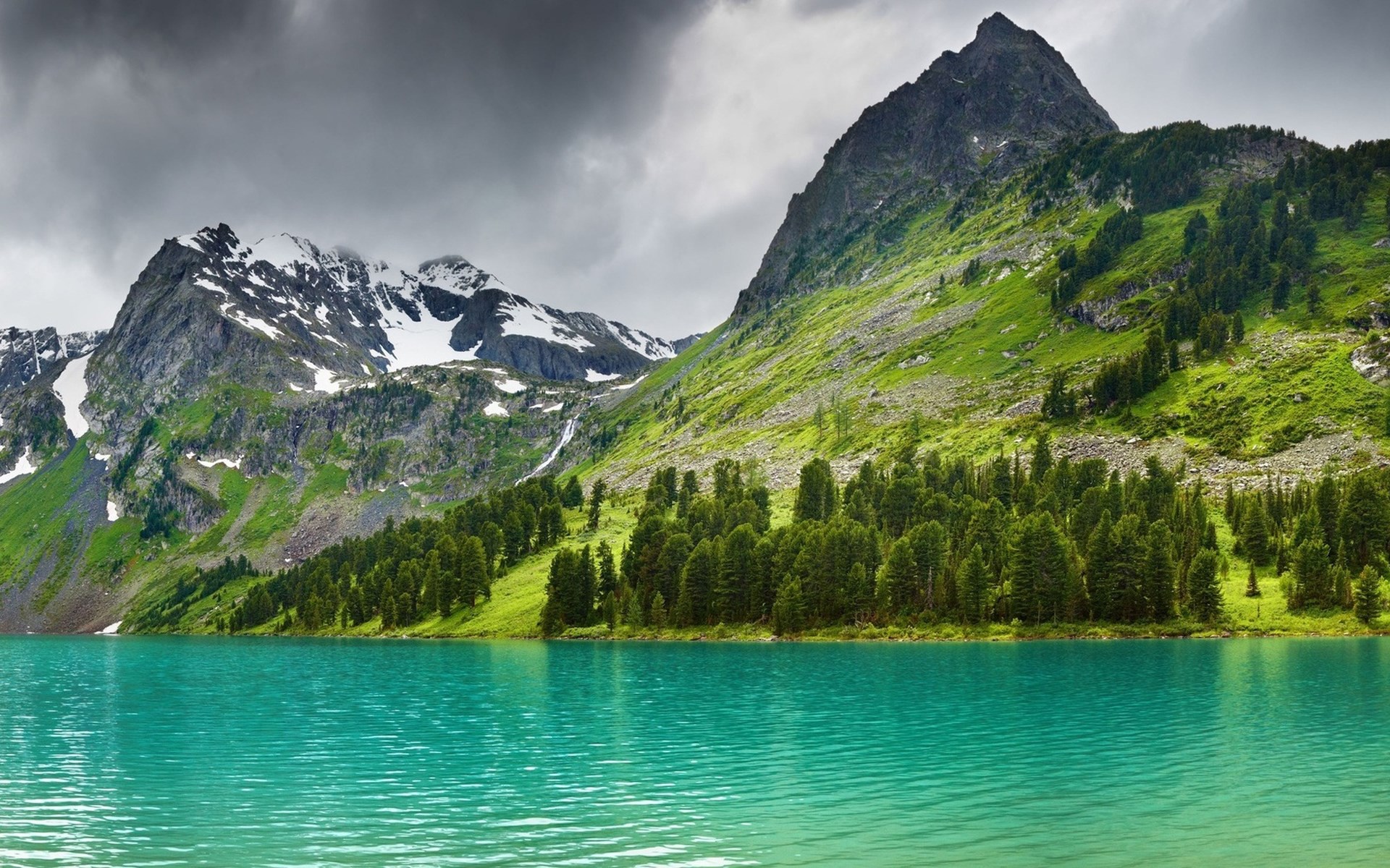 Turquoise lake and green mountains with snow HD Wallpaper