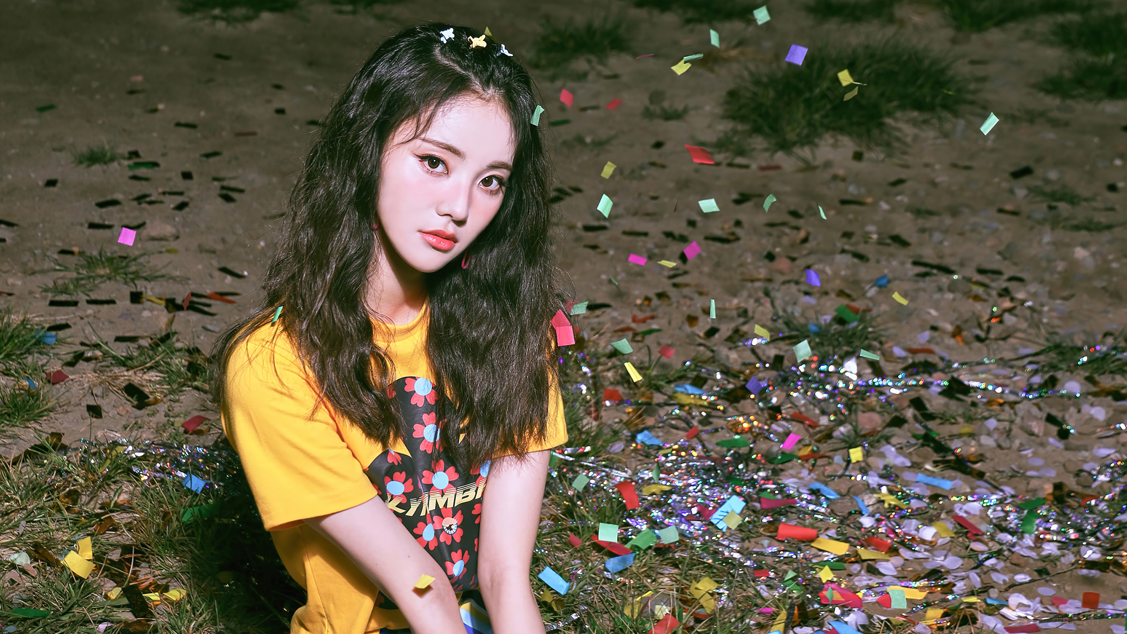 JinSoul from Loona with confetti HD Wallpaper