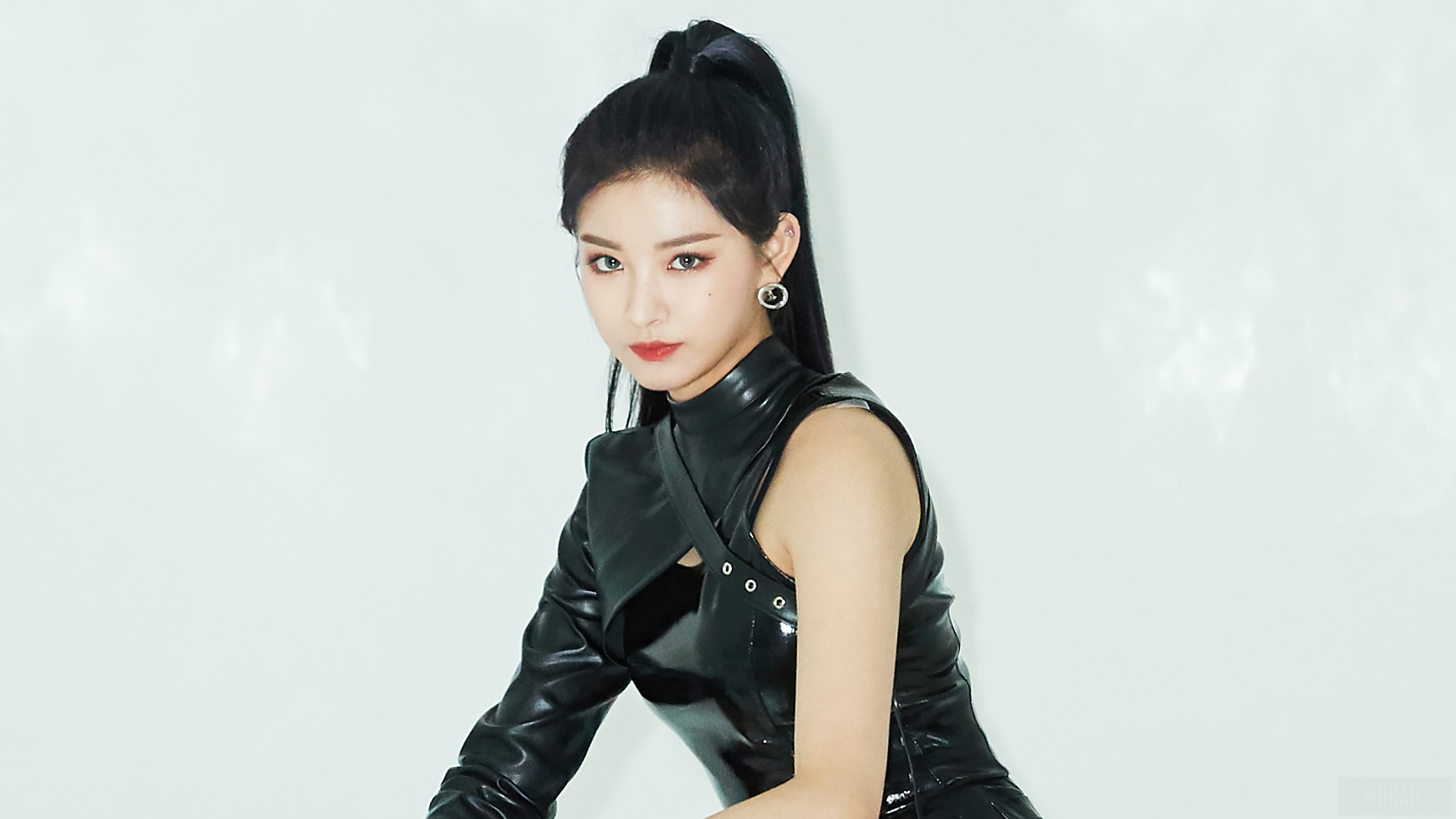 Yiren from EVERGLOW in Black Leather Outfit 4K HD Wallpaper