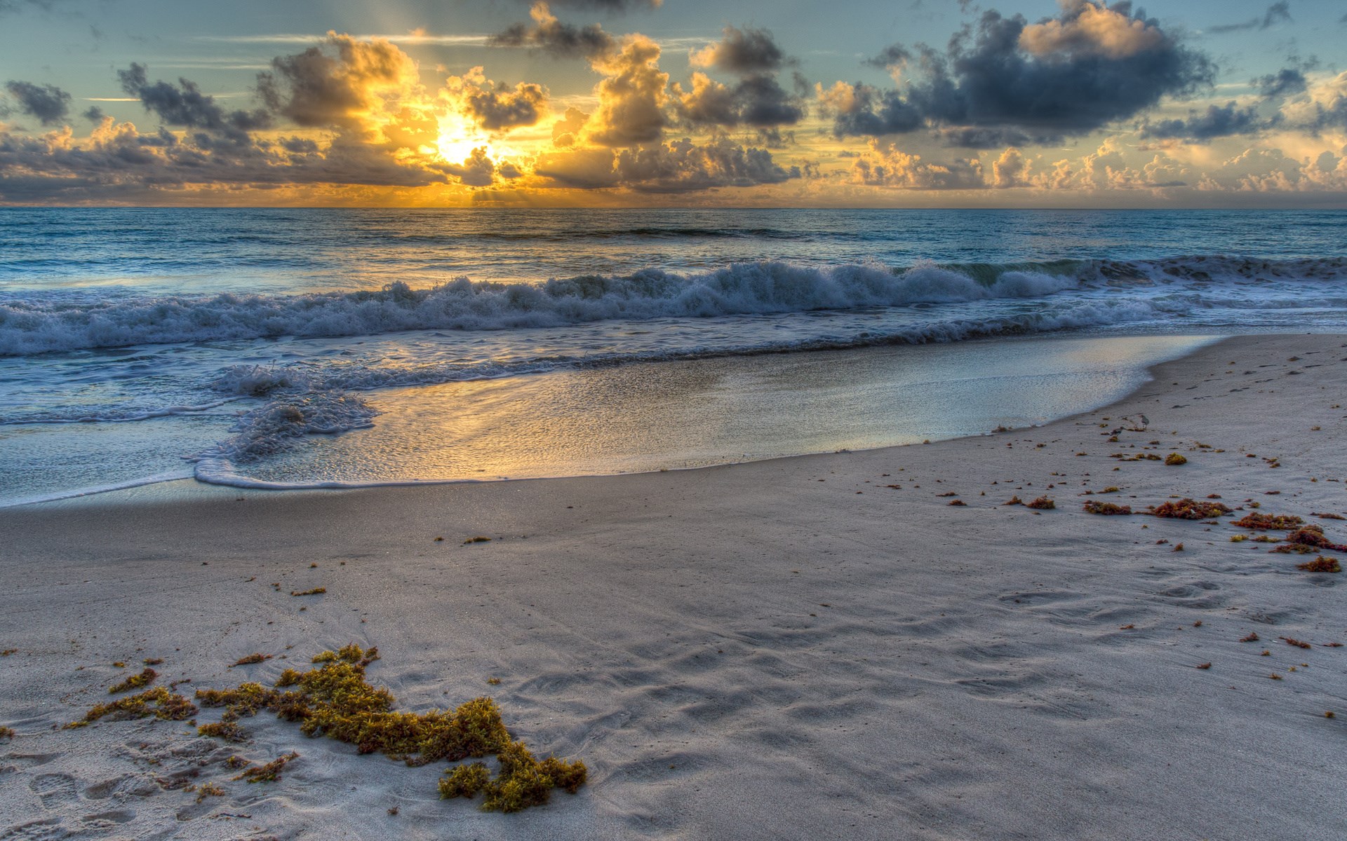 Sunrise over the ocean with waves and clouds HD Wallpaper