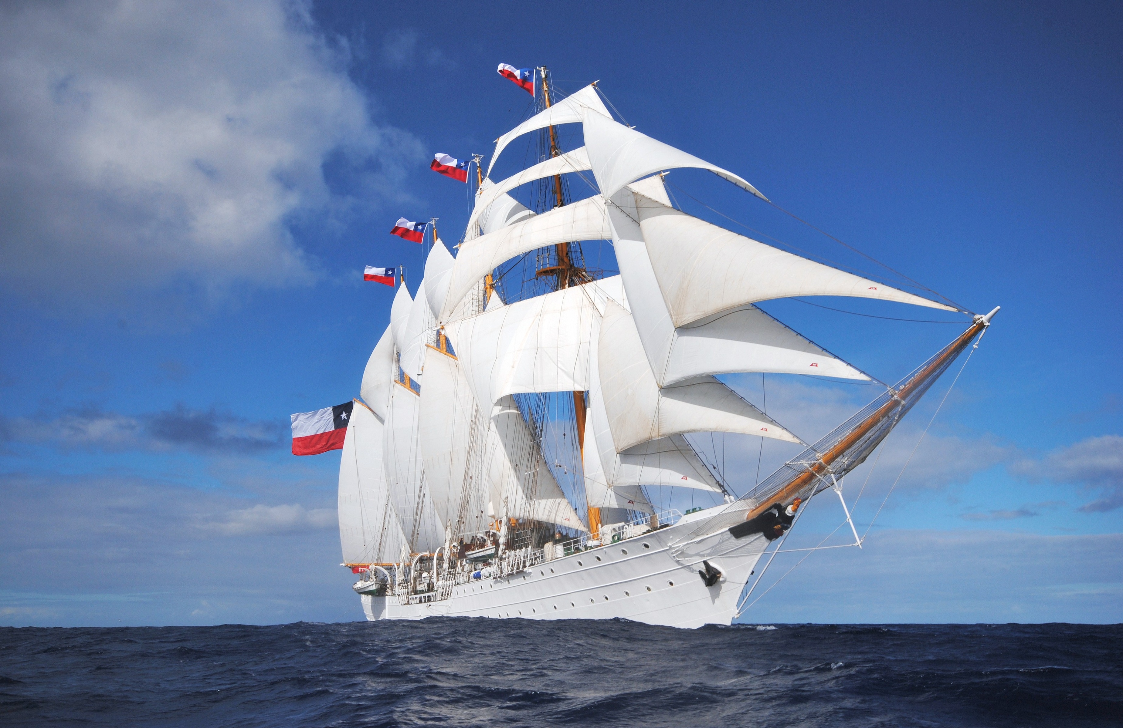 Chilean barquentine sailing on the ocean HD Wallpaper